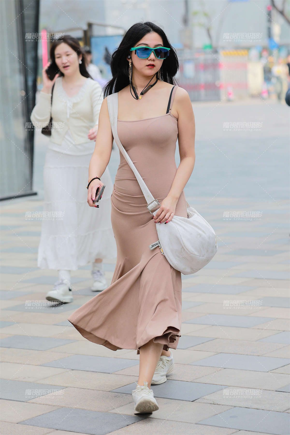 吊带紧身包臀裙美女-日更街拍