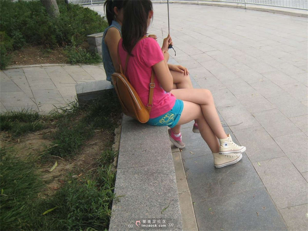 MZSOCK-2018 No.256 两个热裤大白腿妹子凯蒂猫与小熊棉袜 【第一季】-日更街拍