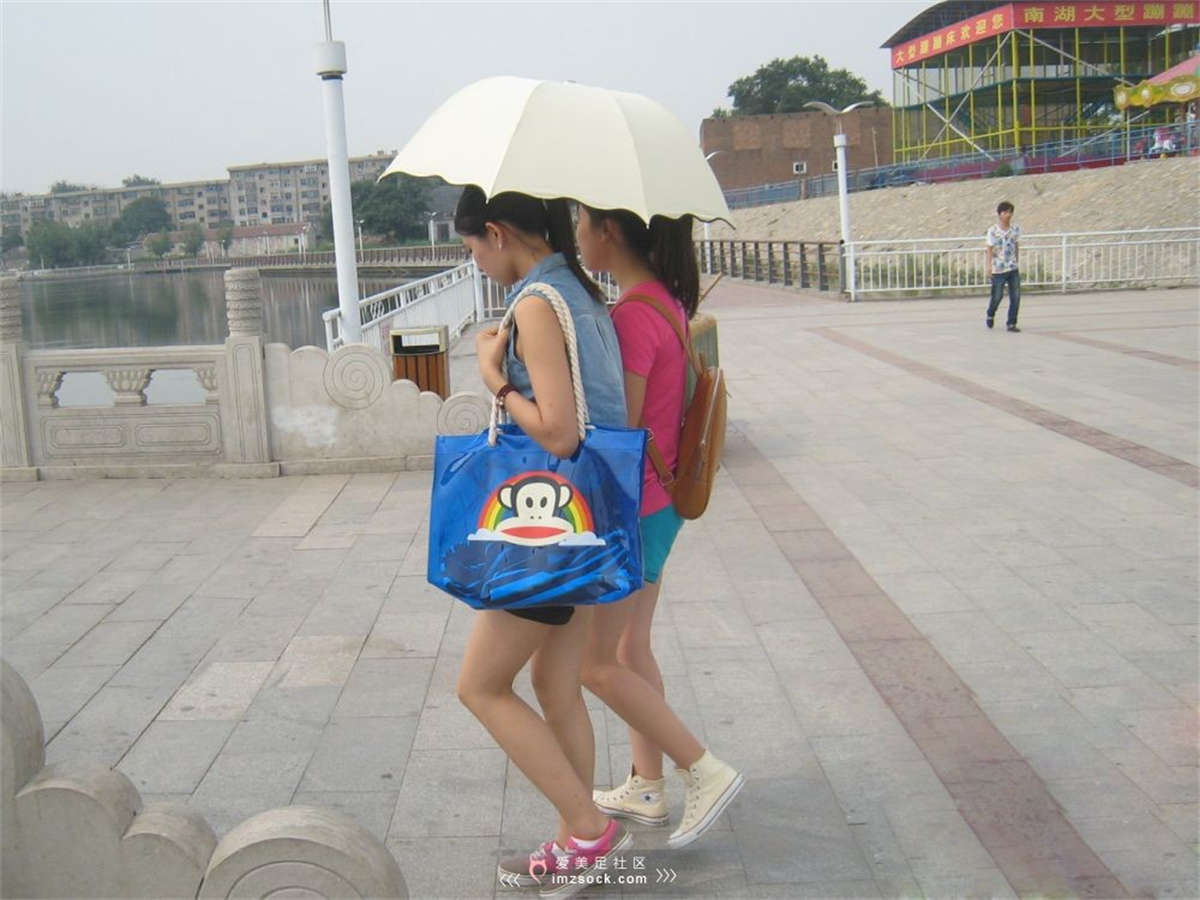 图片[2]-MZSOCK-2018 No.256 两个热裤大白腿妹子凯蒂猫与小熊棉袜 【第一季】-日更街拍