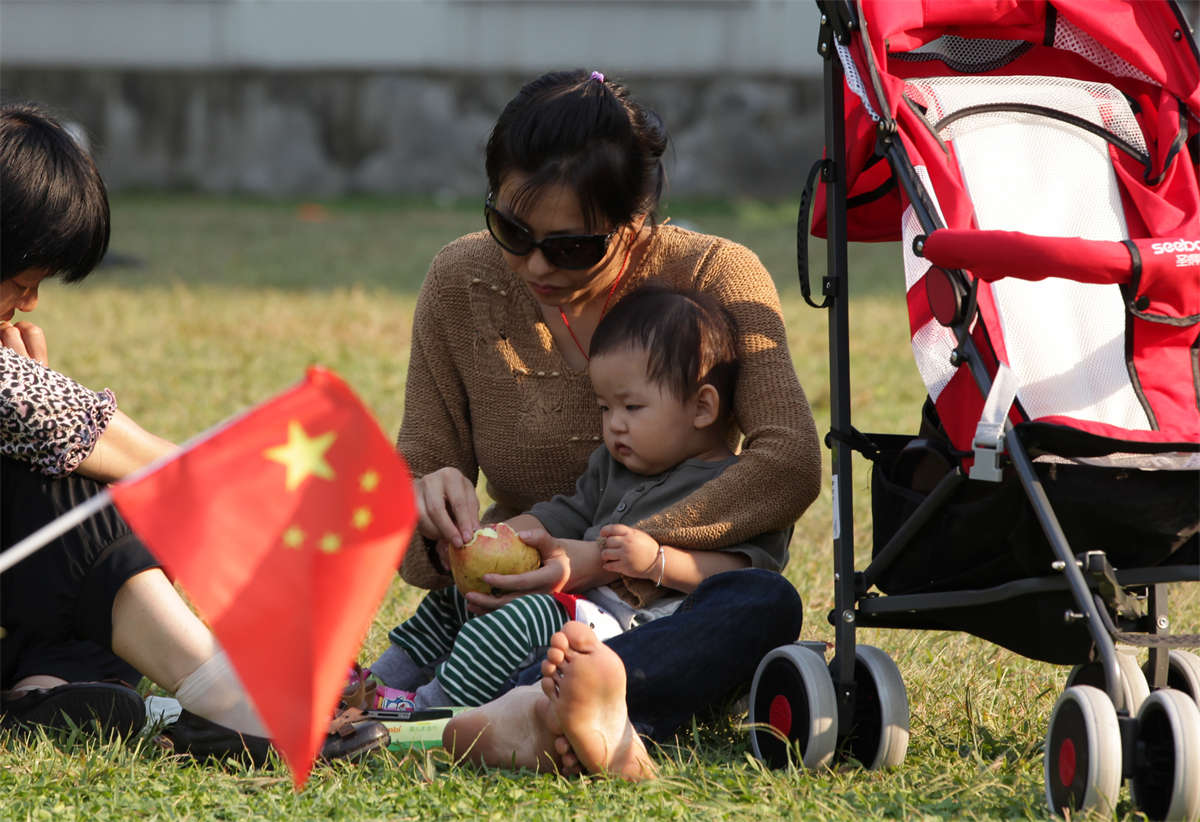 图片[2]-踏青公园街拍系列No.436 年轻墨镜少妇的诱惑足底-日更街拍