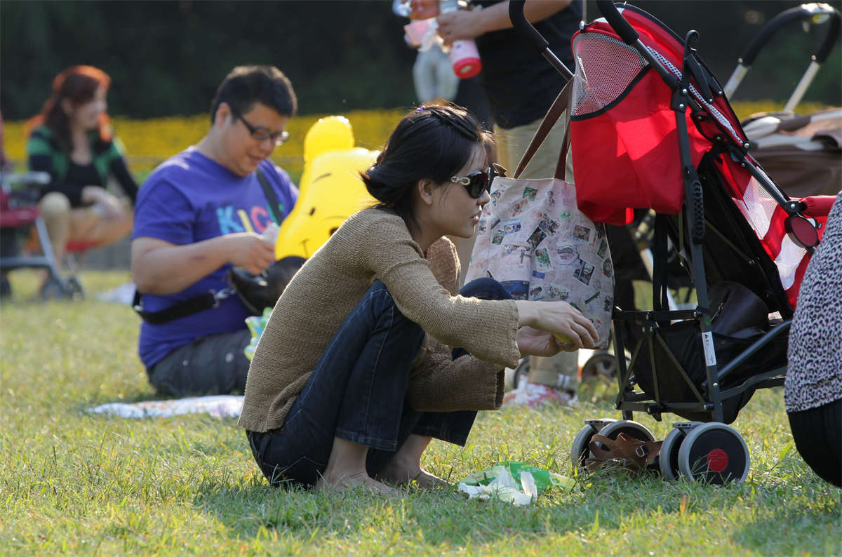 踏青公园街拍系列No.436 年轻墨镜少妇的诱惑足底-日更街拍