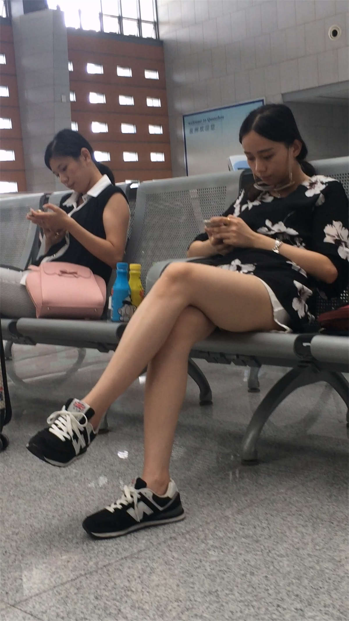 车站玩手机的极品长腿白色短裙美眉-日更街拍