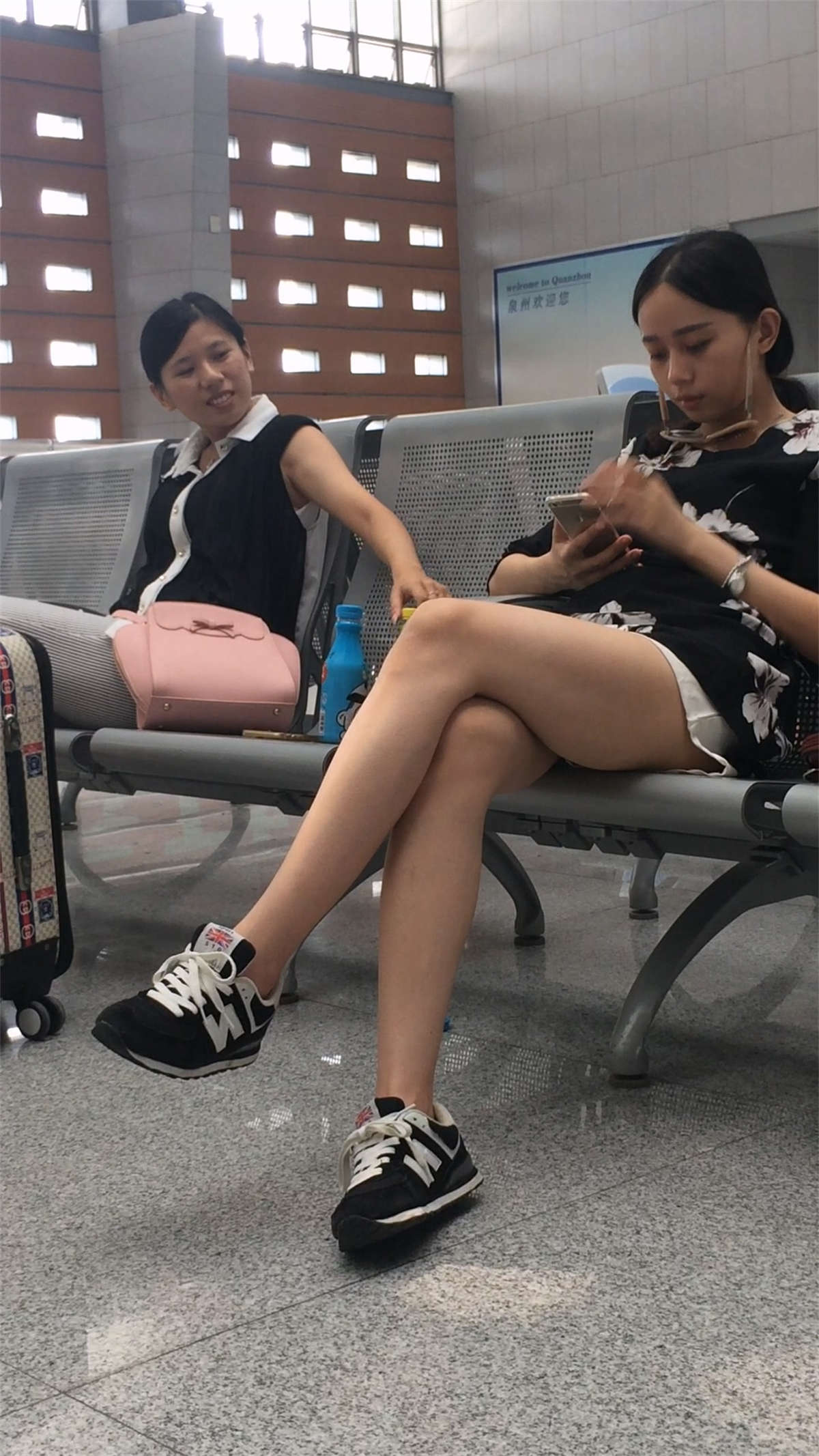 图片[2]-车站玩手机的极品长腿白色短裙美眉-日更街拍