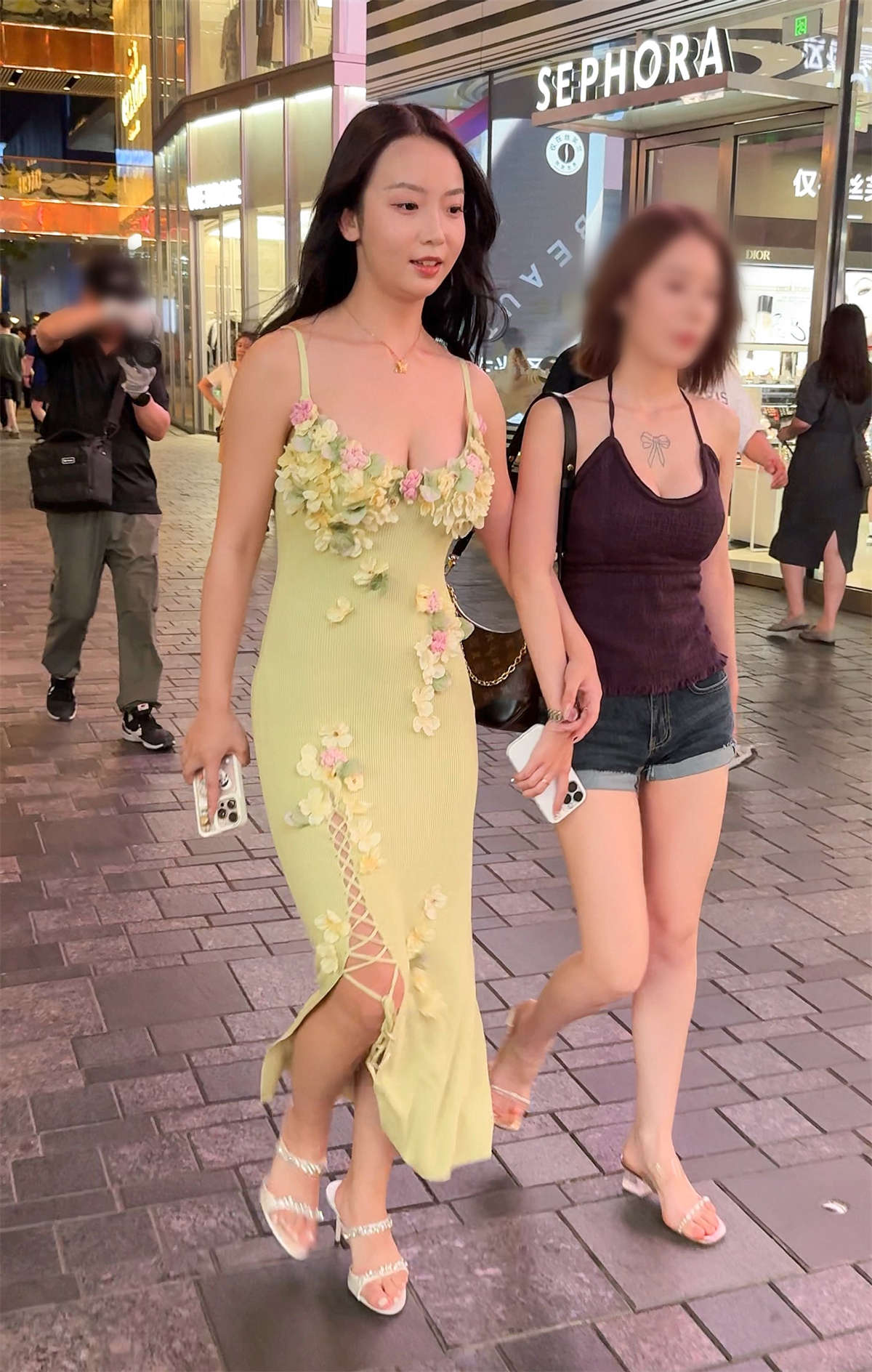 夜拍包臀裙美女（视频版）-日更街拍