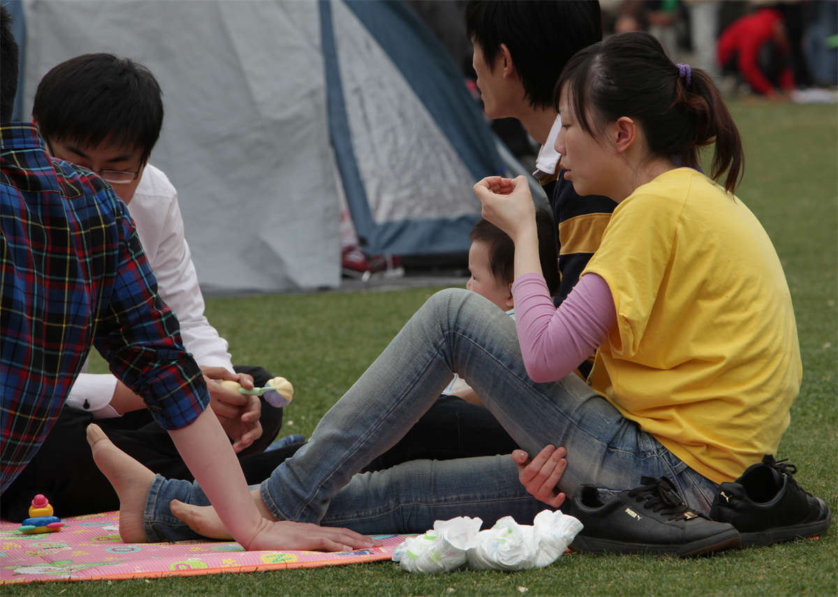 踏青公园街拍系列No.437 牛仔裤配短肉丝的无穷诱惑-日更街拍