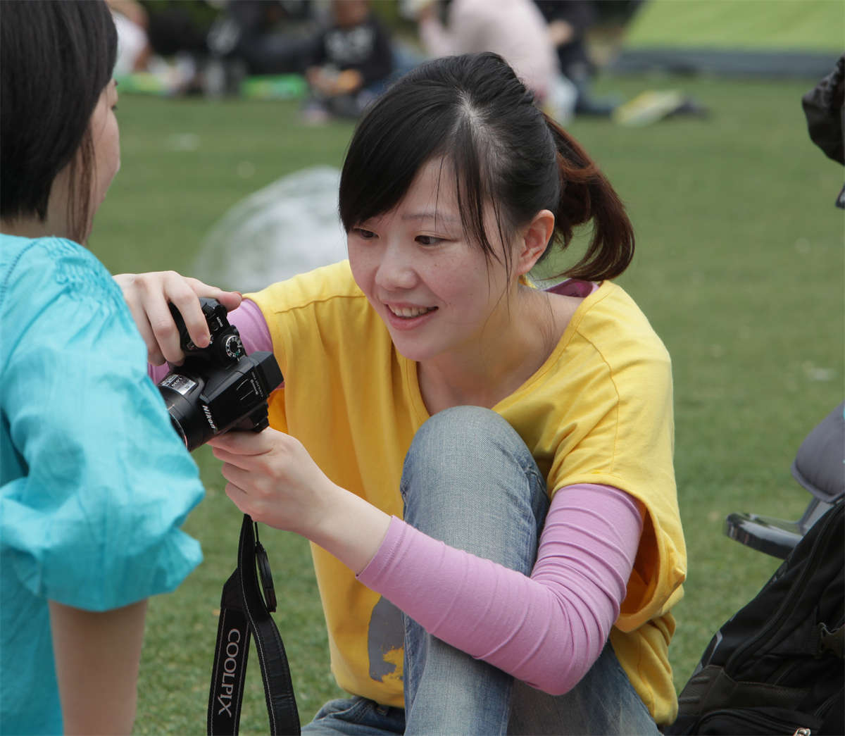 图片[2]-踏青公园街拍系列No.437 牛仔裤配短肉丝的无穷诱惑-日更街拍