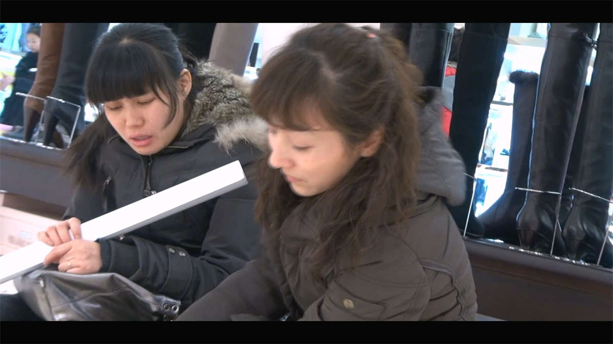 图片[2]-包裹玉足的是一双超长白袜-日更街拍