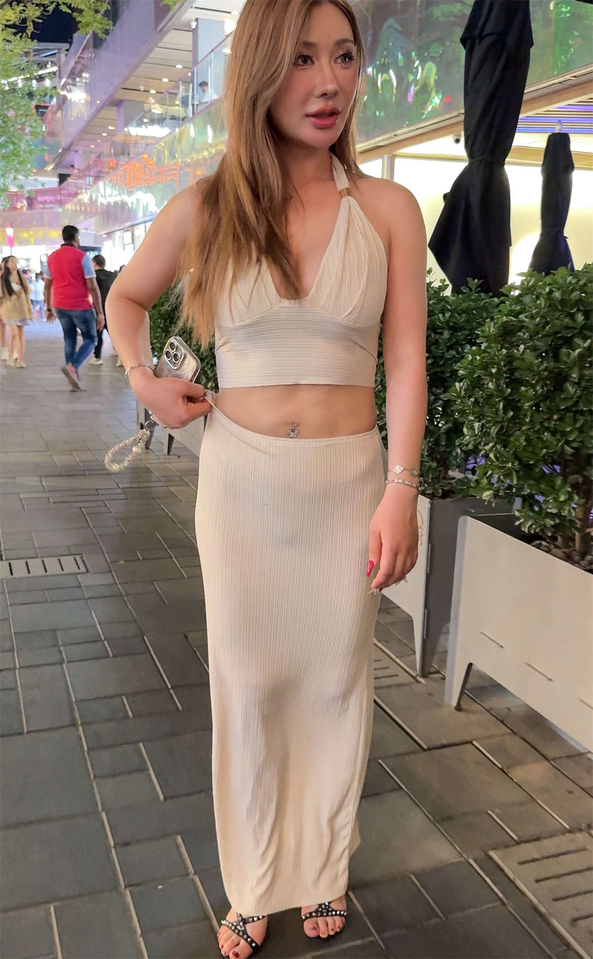 夜拍米色包臀裙美女（视频版）-日更街拍