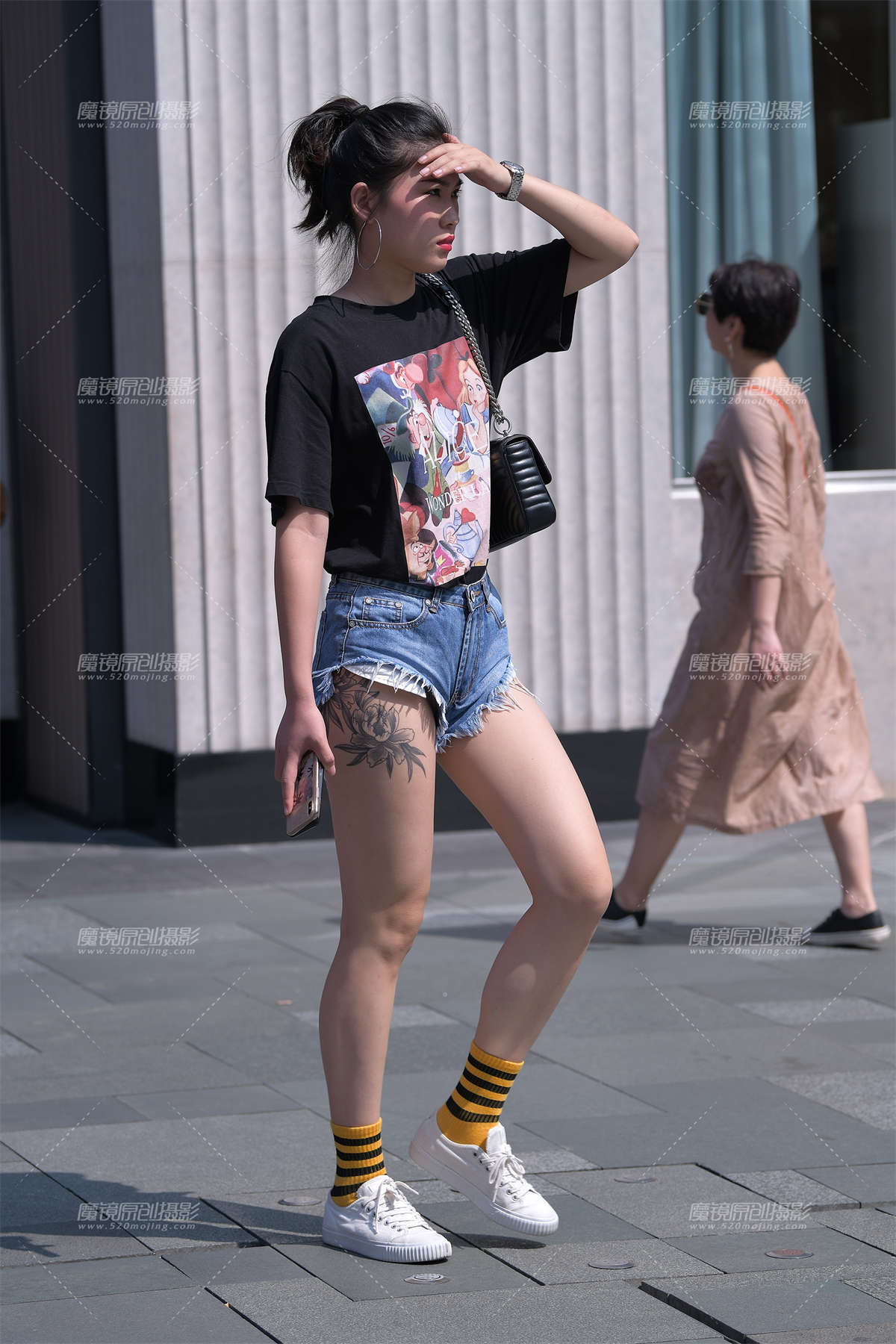 图片[2]-[视觉冲击赛贴】性感大白腿热裤小姐姐-日更街拍