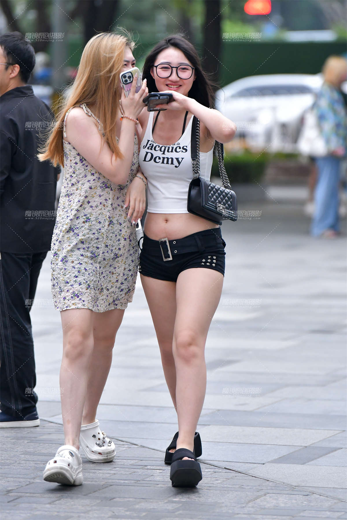 ★开心热裤闺蜜美女-日更街拍