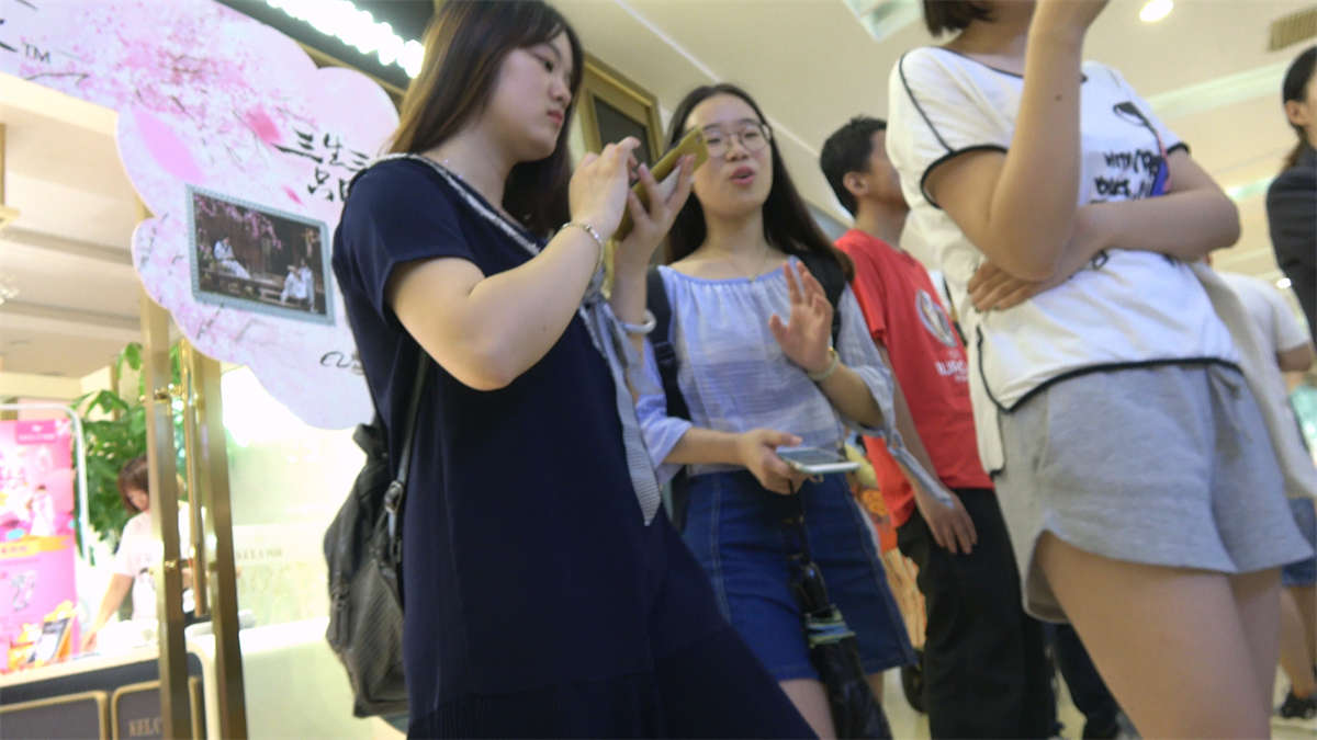 捕捉到一位带着眼睛的可爱小迷妹-日更街拍