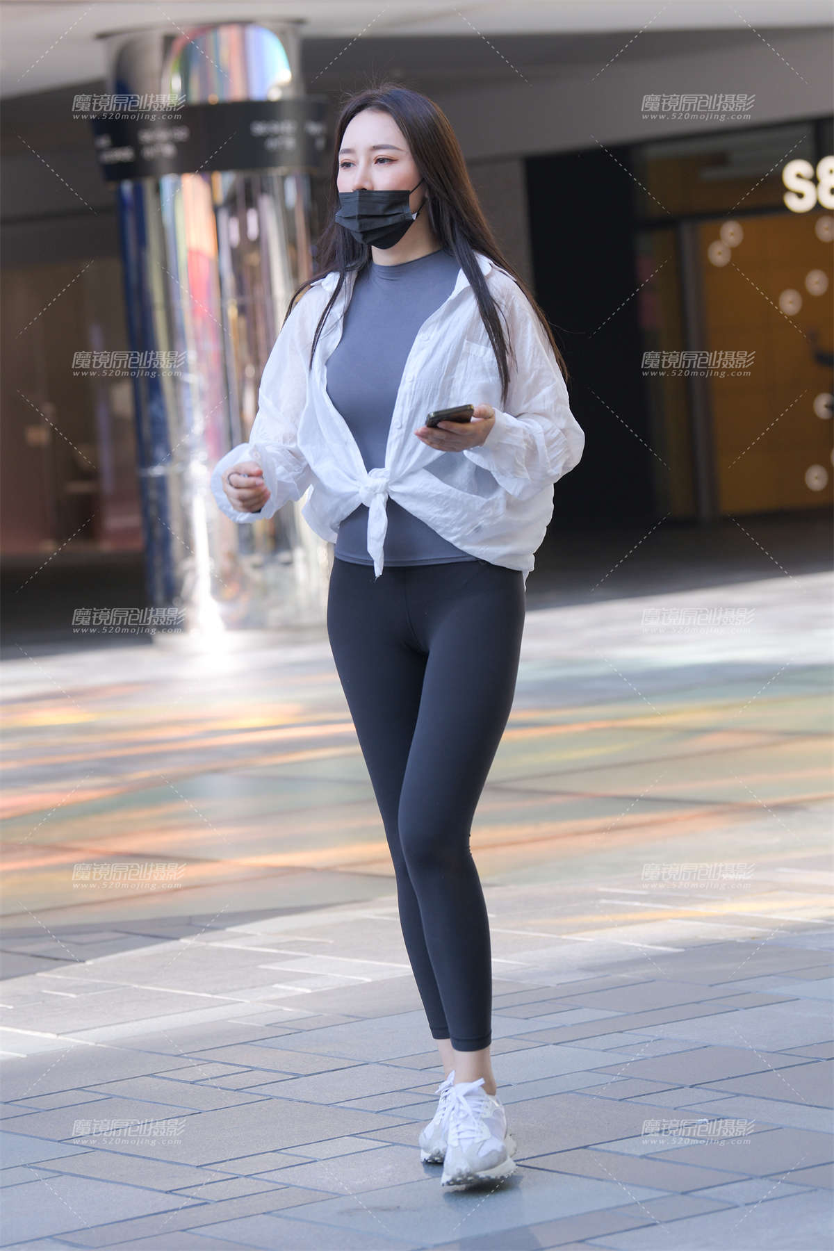 黑色瑜伽裤美女-日更街拍