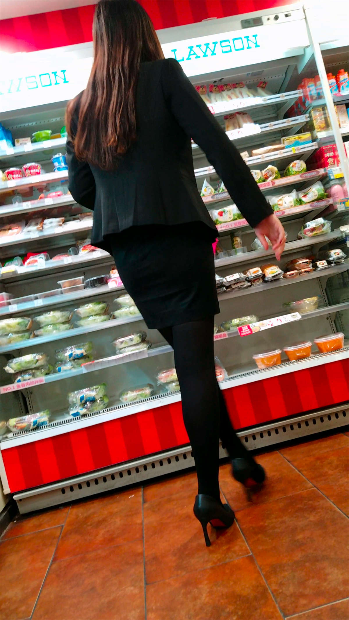 图片[2]-超市黑色制服包臀裙高跟黑色丝袜漂亮OL美女-日更街拍