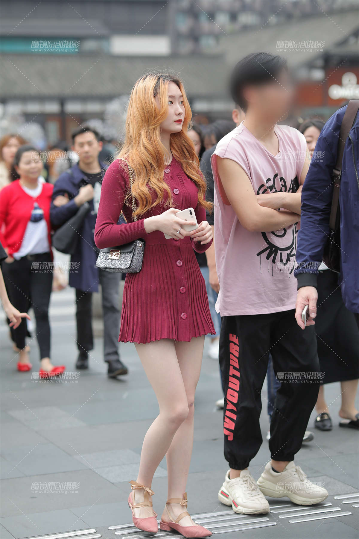 雪白的肌肤太迷人-日更街拍