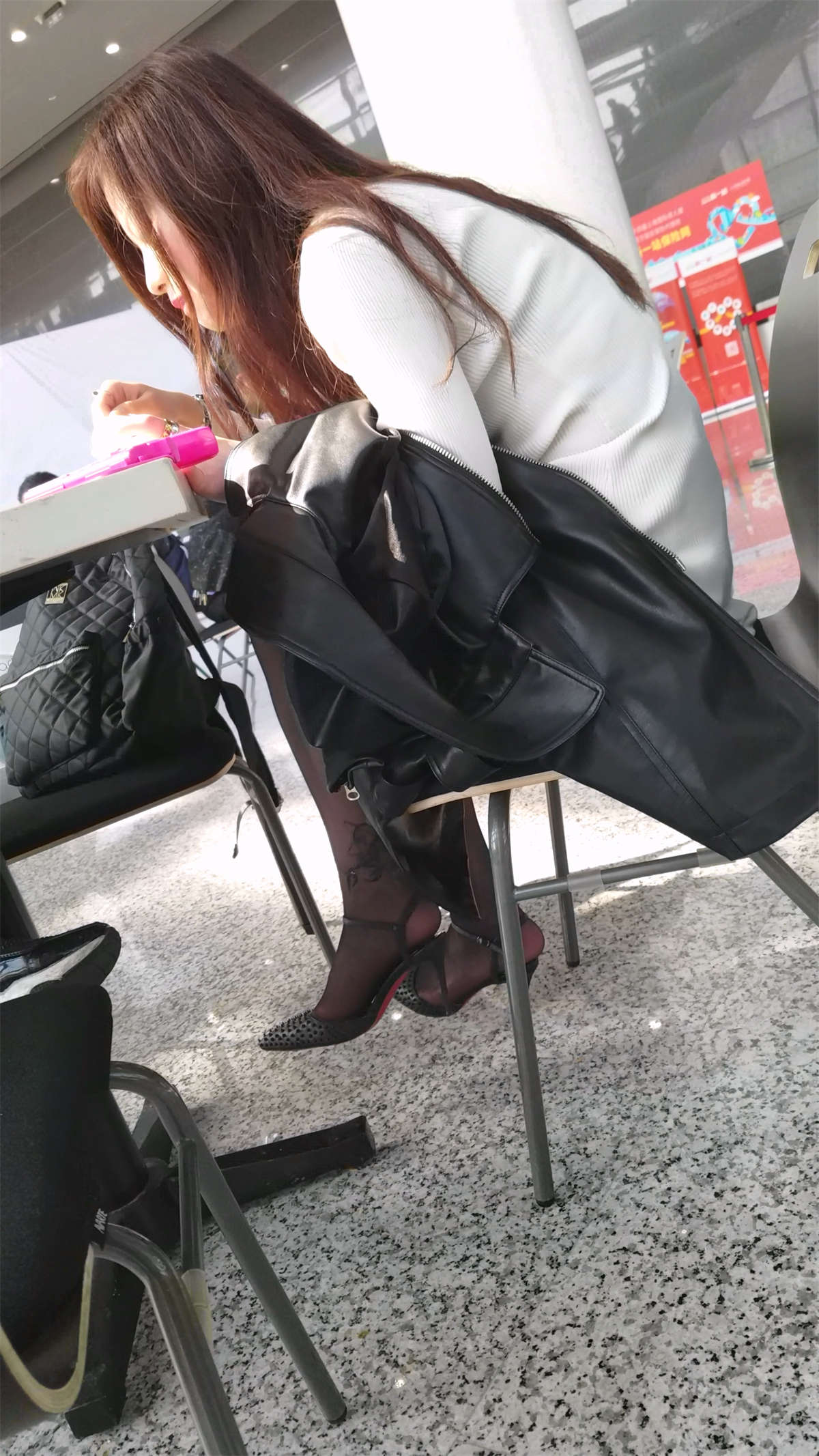 图片[2]-星巴克里面美女真不错-日更街拍