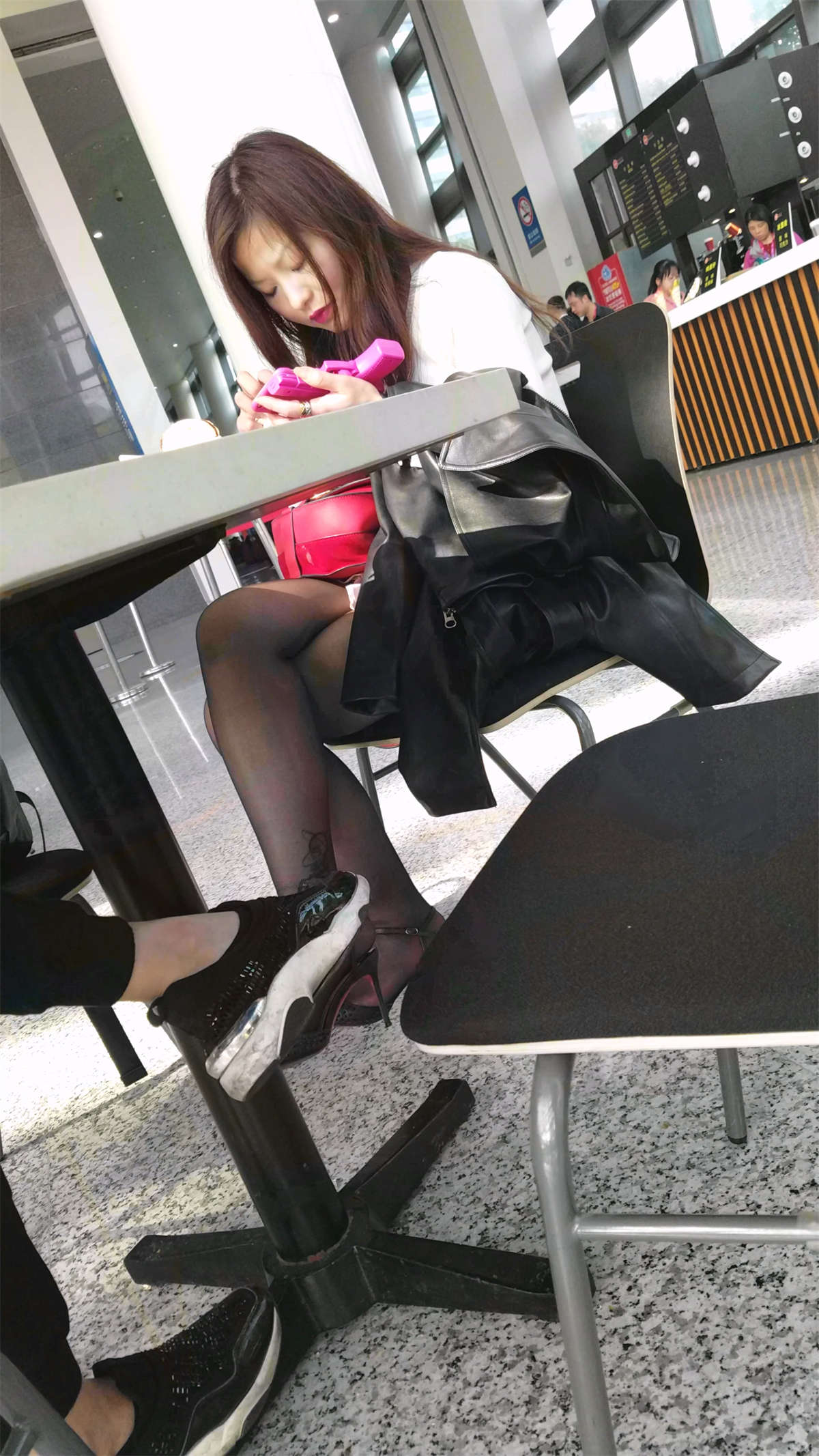星巴克里面美女真不错-日更街拍