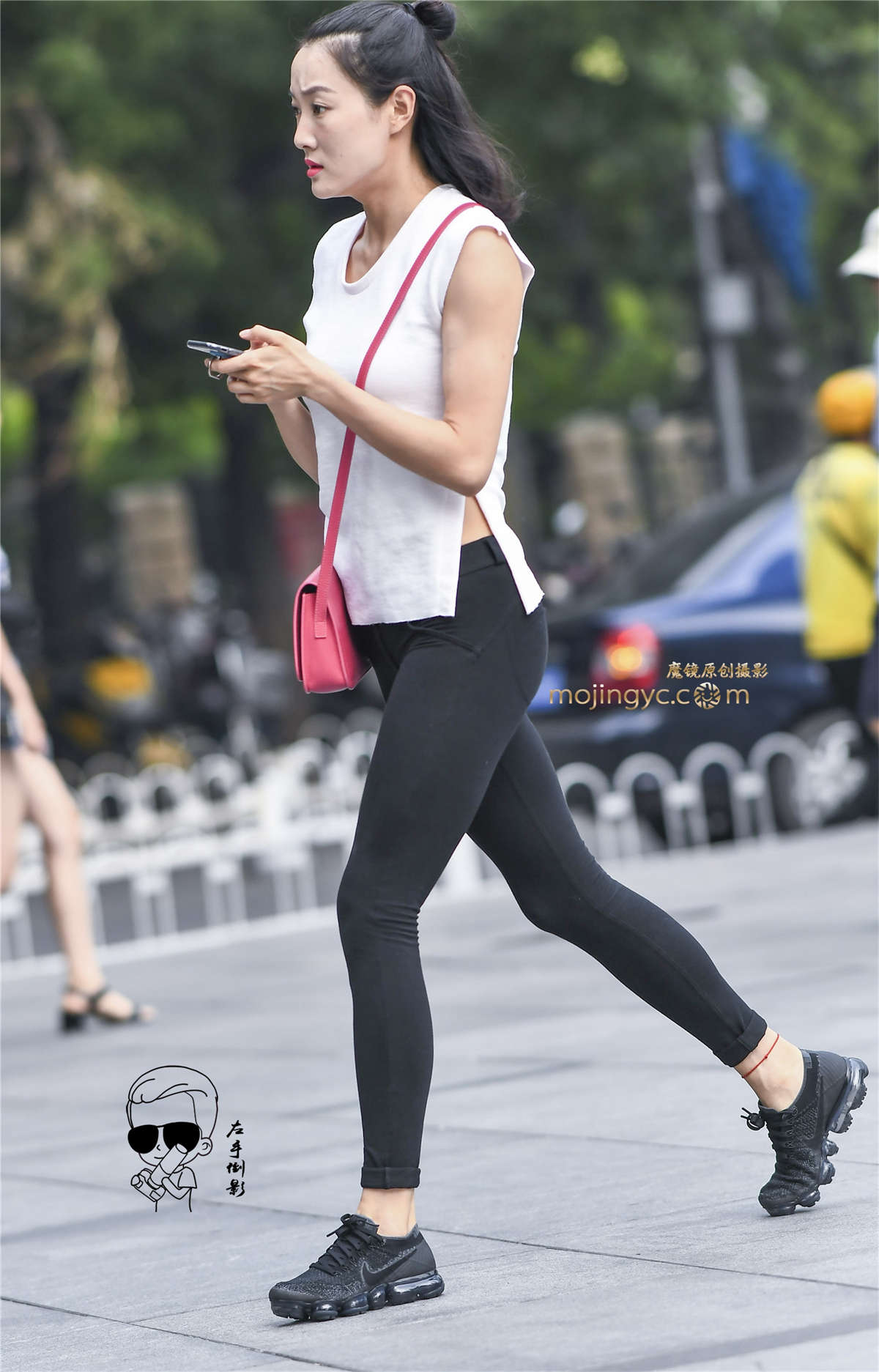 黑紧裤包裹出性感美臀-日更街拍