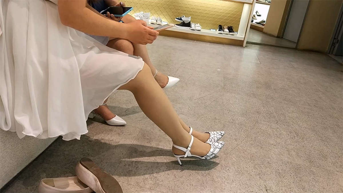 图片[2]-初夏鞋店试鞋的连衣裙美足女孩-日更街拍