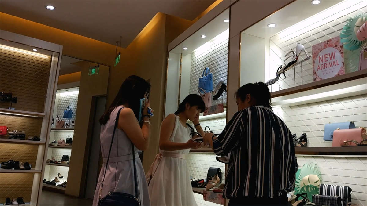 初夏鞋店试鞋的连衣裙美足女孩-日更街拍