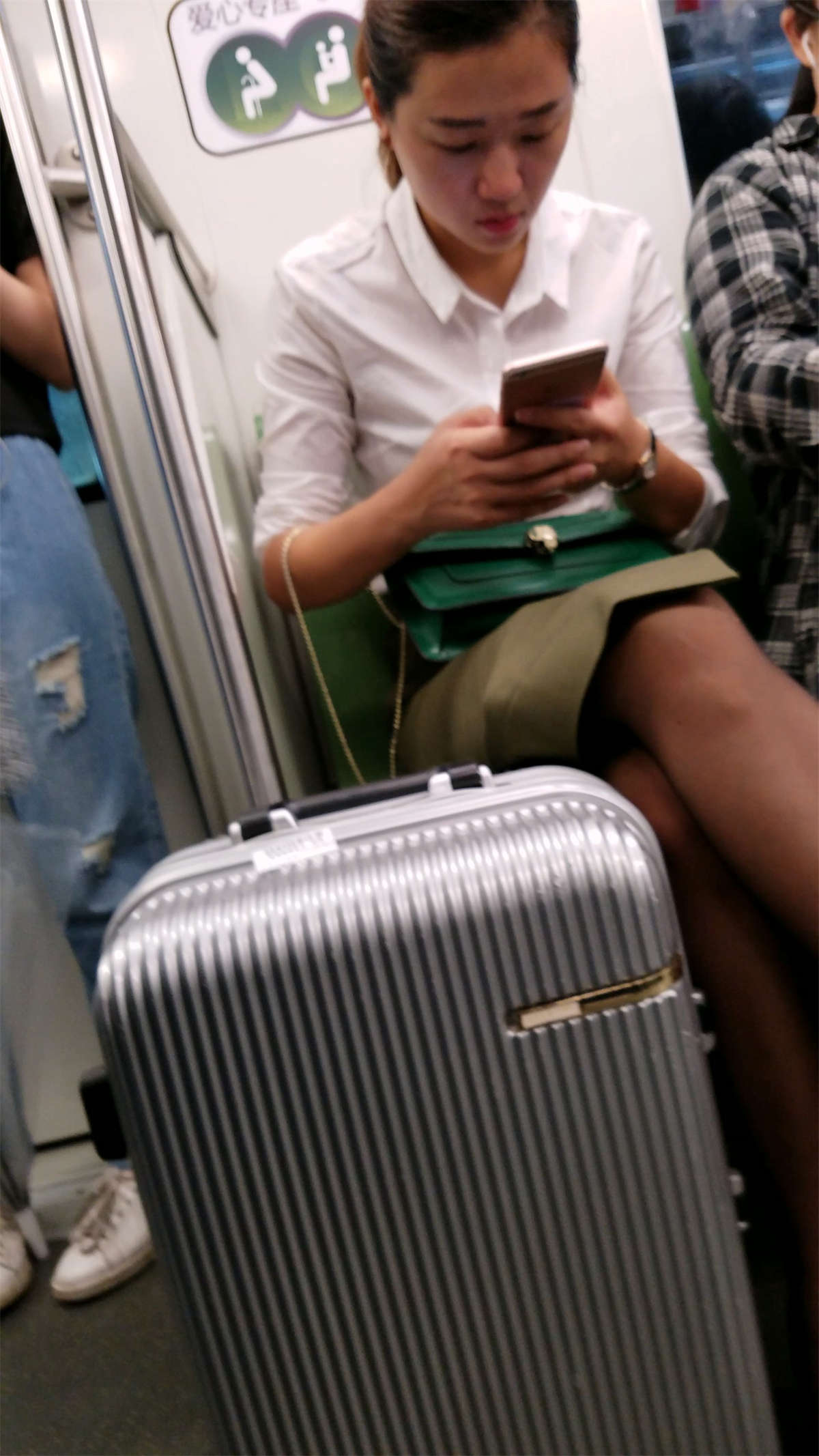 图片[2]-地铁拍摄白衬衫中裙黑丝黑高OL-日更街拍