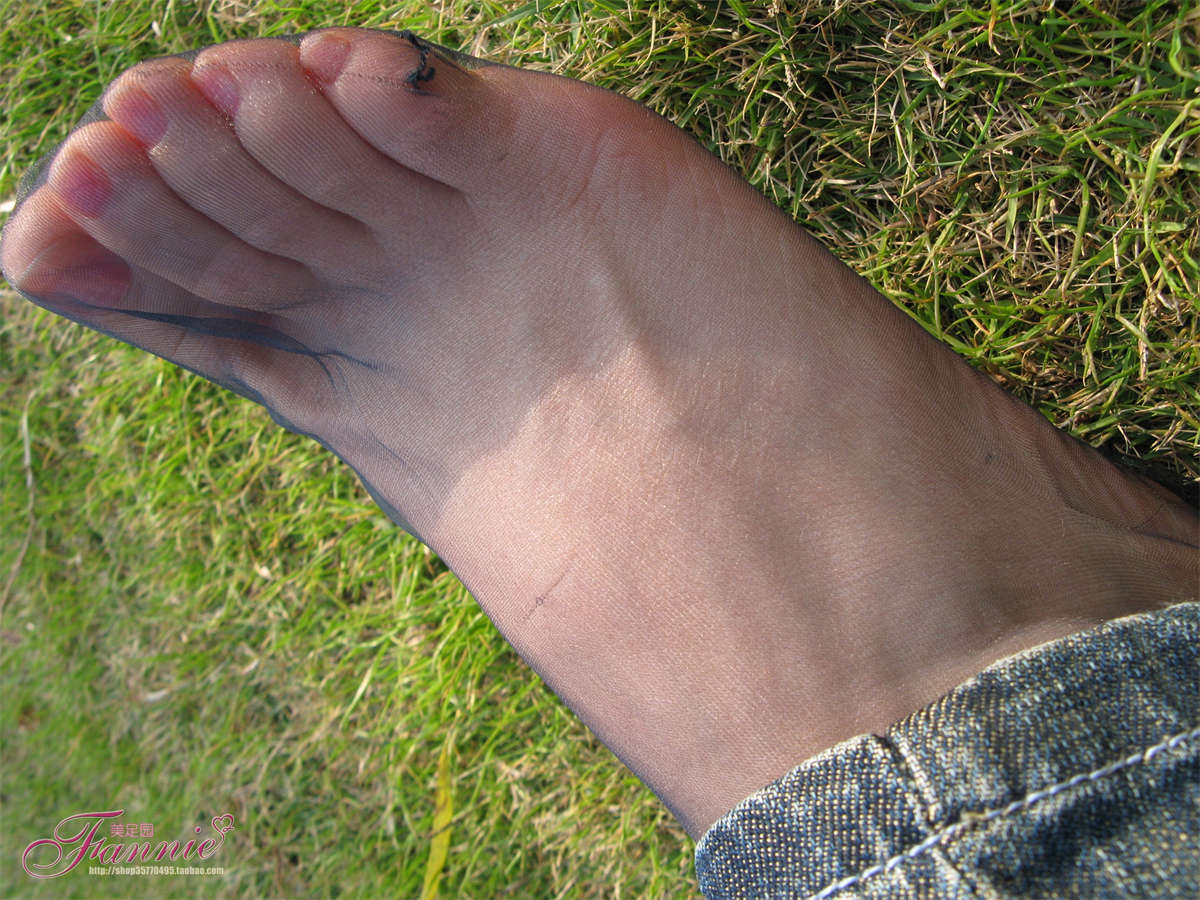 Fannie芬妮美足园NO.640 窃窃丝语灰丝-日更街拍