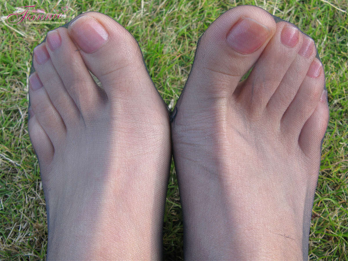 图片[2]-Fannie芬妮美足园NO.640 窃窃丝语灰丝-日更街拍