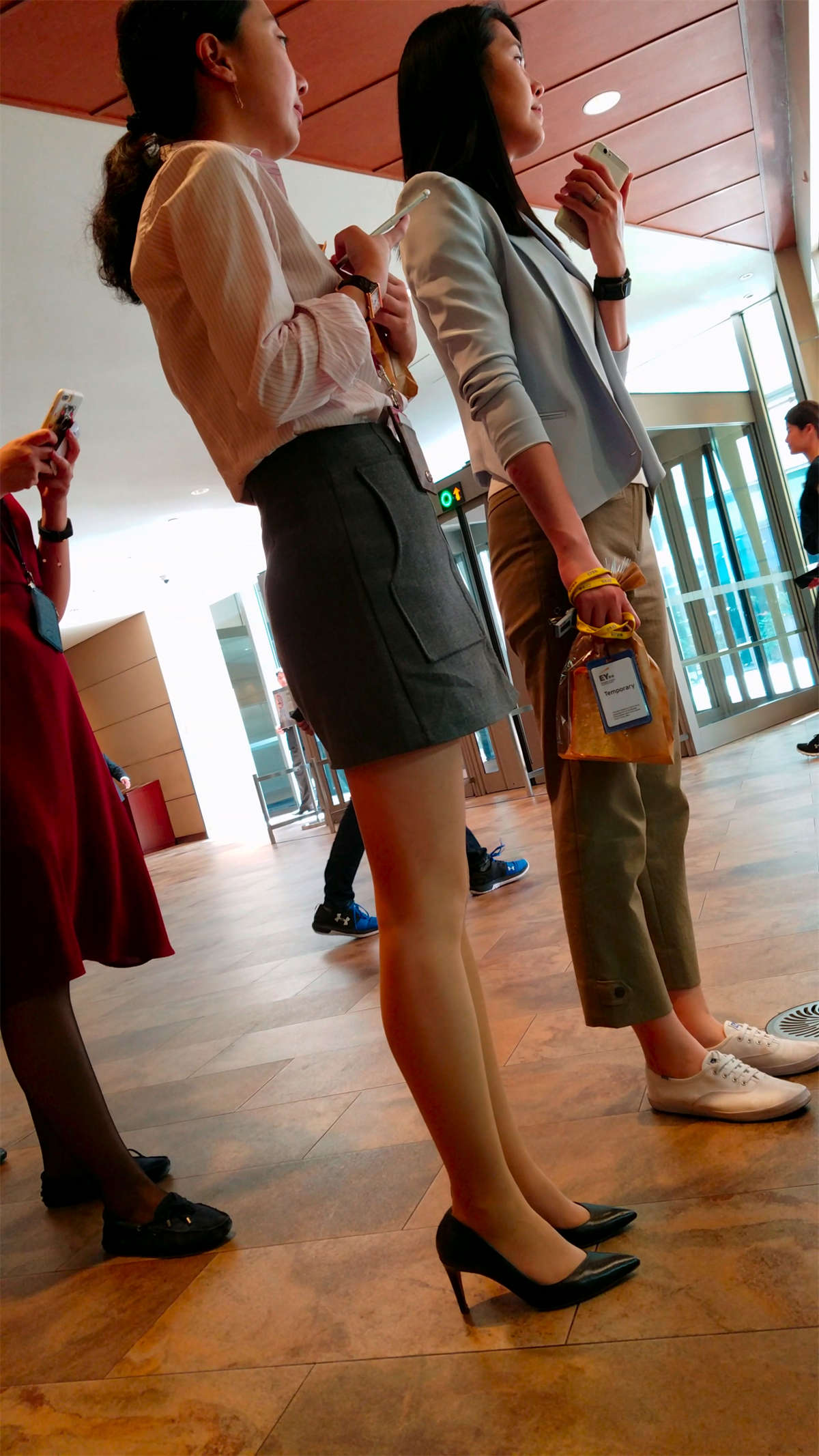 图片[2]-排队买水果的灰色短裙肉色丝袜黑色高跟美腿妹子-日更街拍