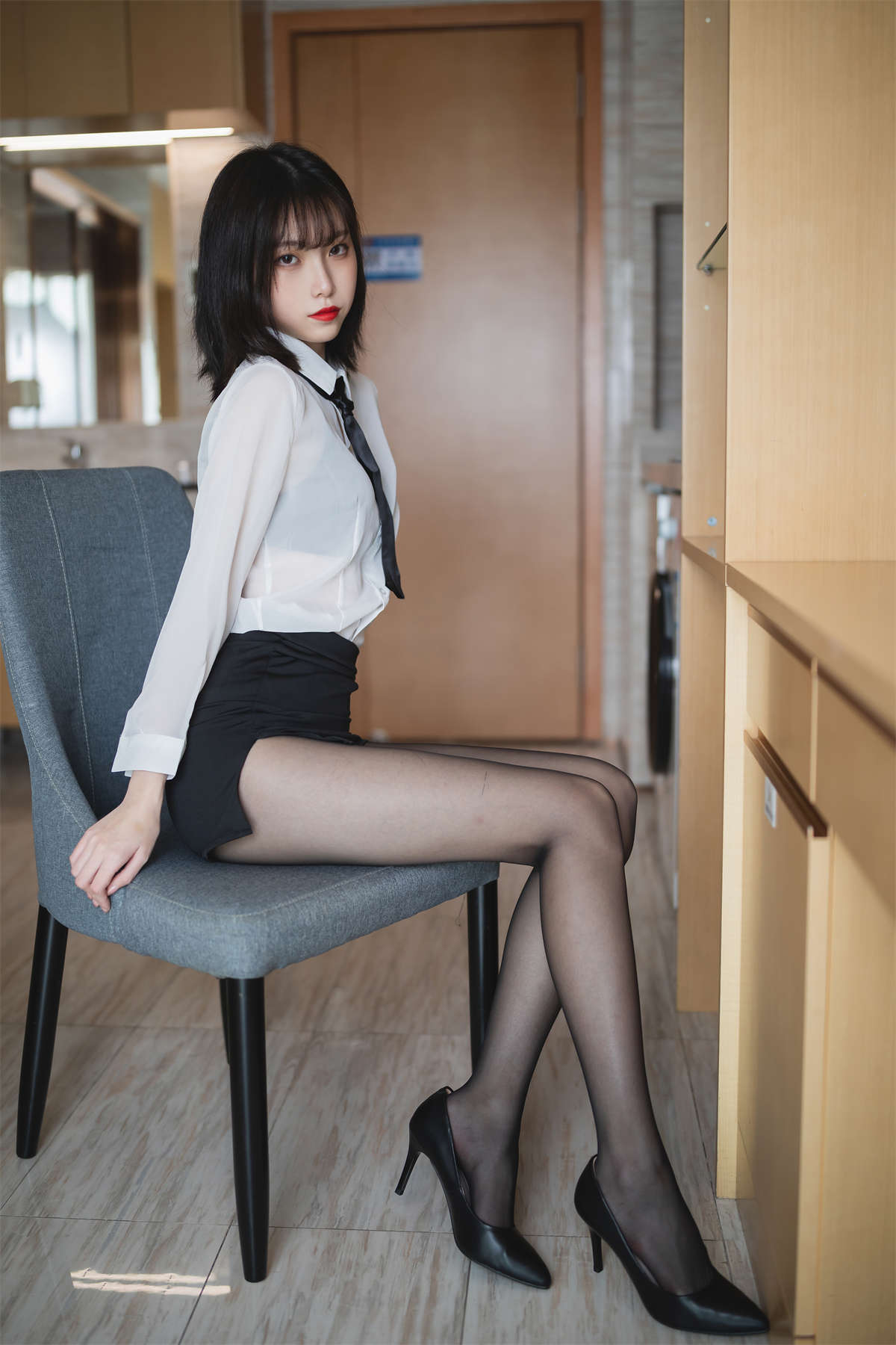 许岚(叁月life) OL制服-日更街拍