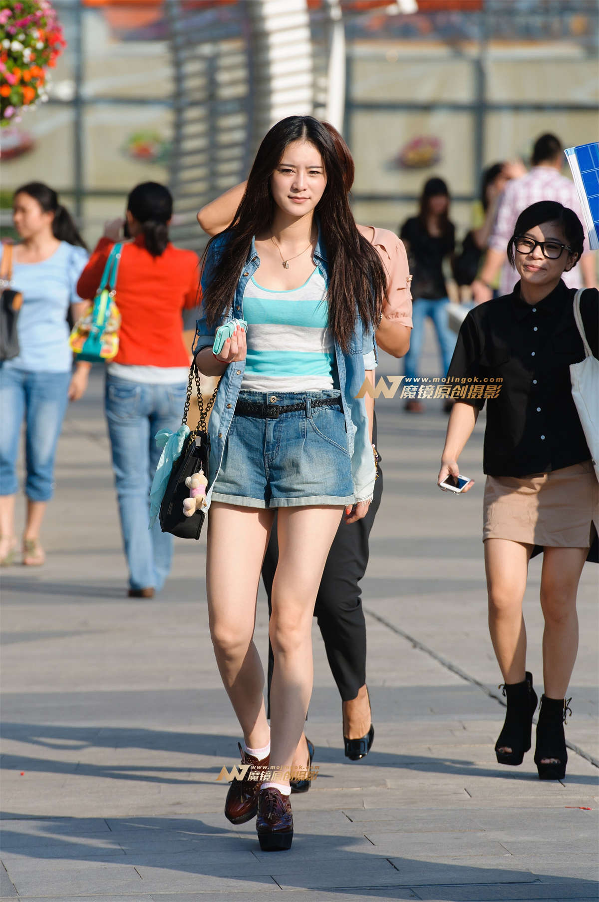 小姐姐有点不好意思-日更街拍