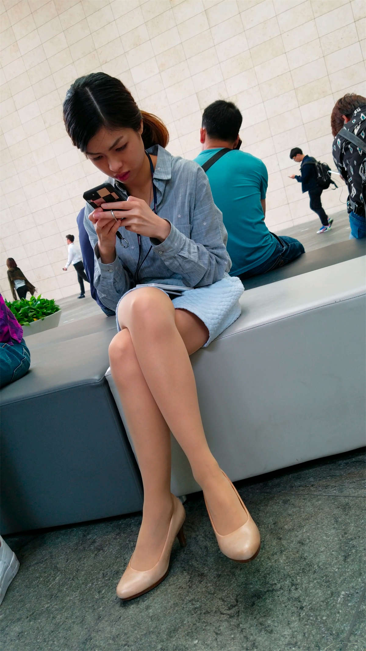 玩手机的蓝色短裙肉色丝袜高跟白腿OL妹子-日更街拍