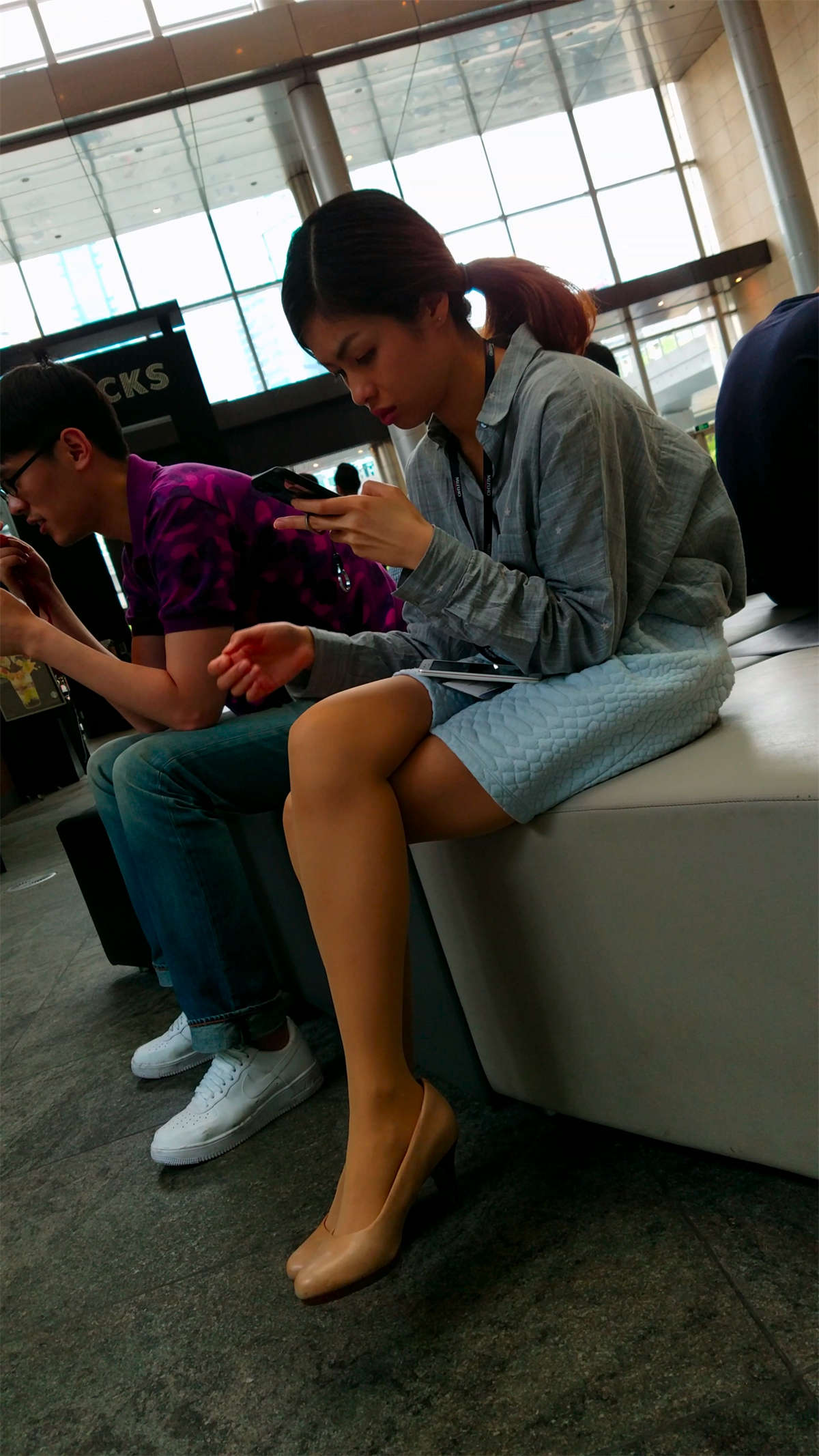 图片[2]-玩手机的蓝色短裙肉色丝袜高跟白腿OL妹子-日更街拍