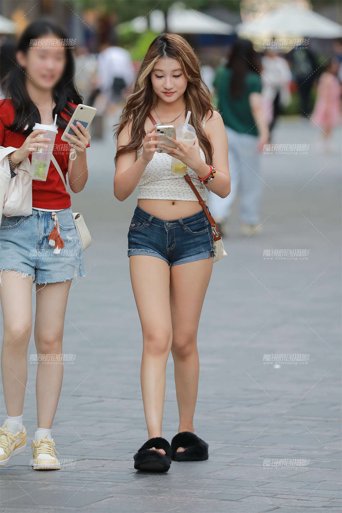 牛仔热裤小妹-日更街拍