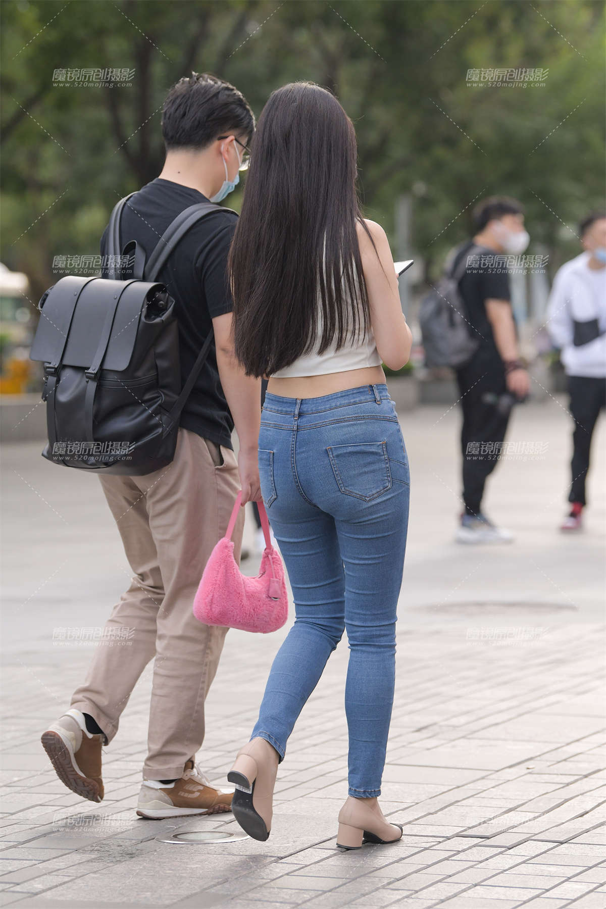 图片[2]-紧身牛仔裤美女-日更街拍