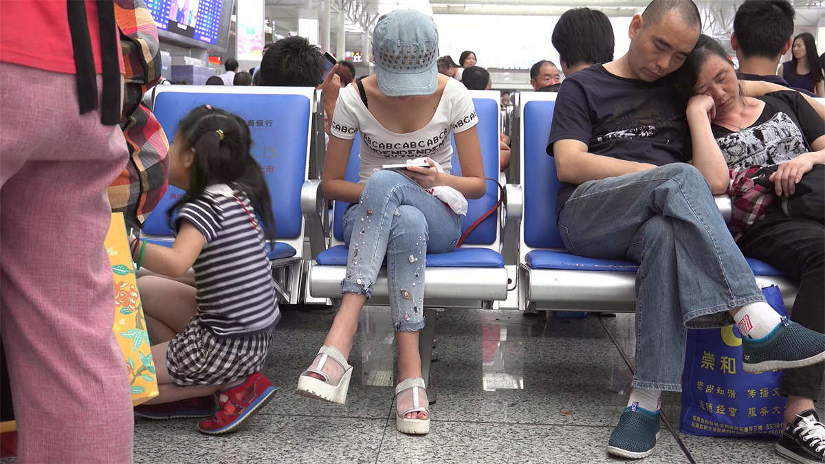 图片[2]-少妇玩着手机，看的人有些心猿意马啊-日更街拍