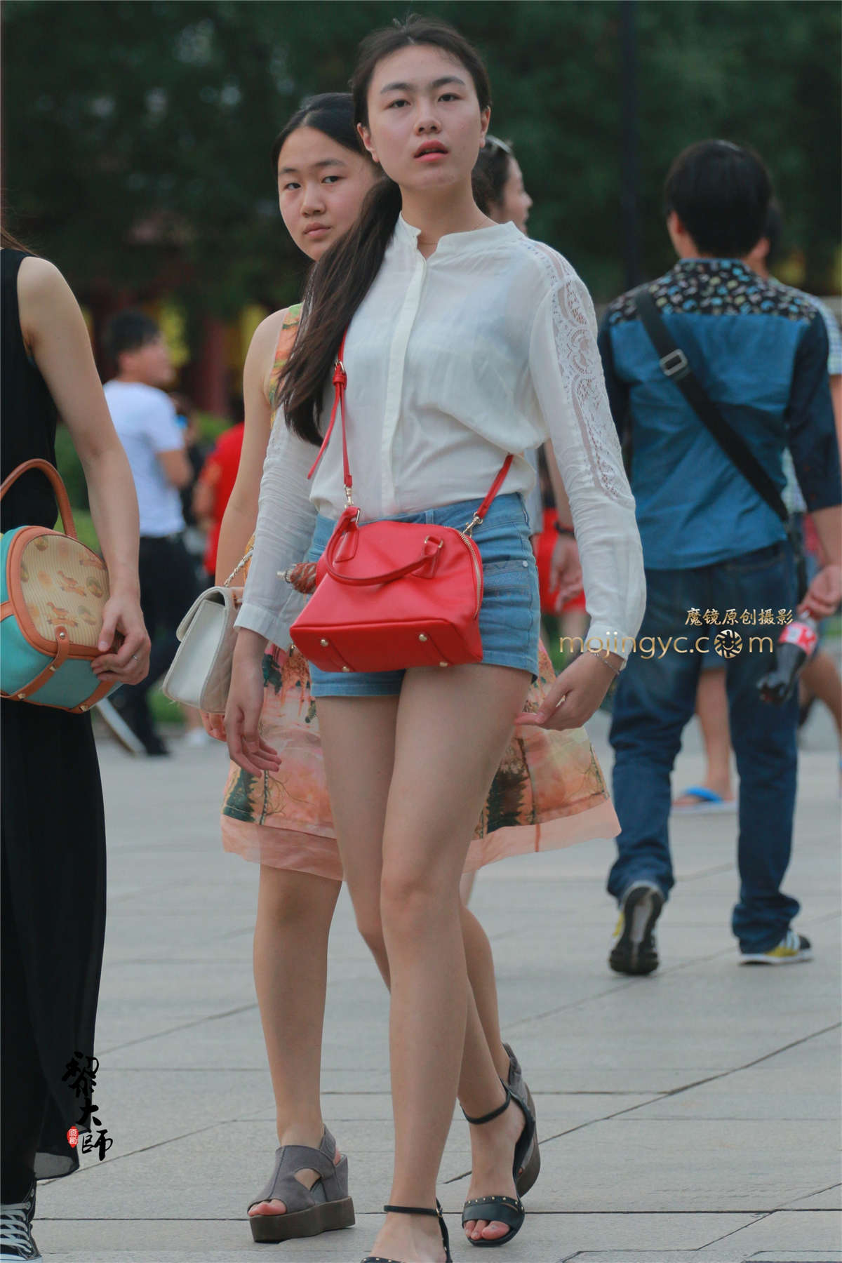 长腿美女上台阶，喷血的弯腰-日更街拍