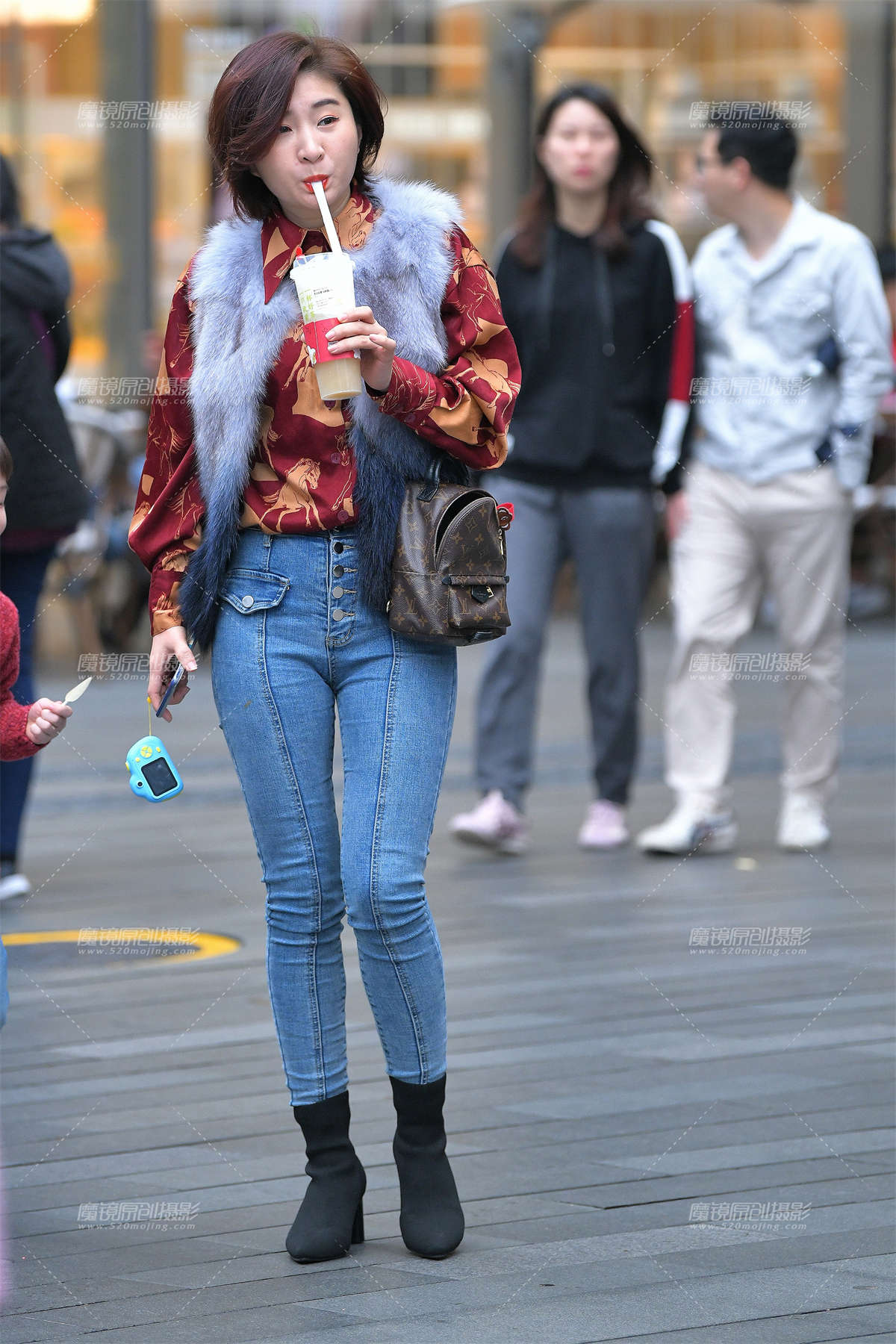 天气有点冷的紧牛__-日更街拍