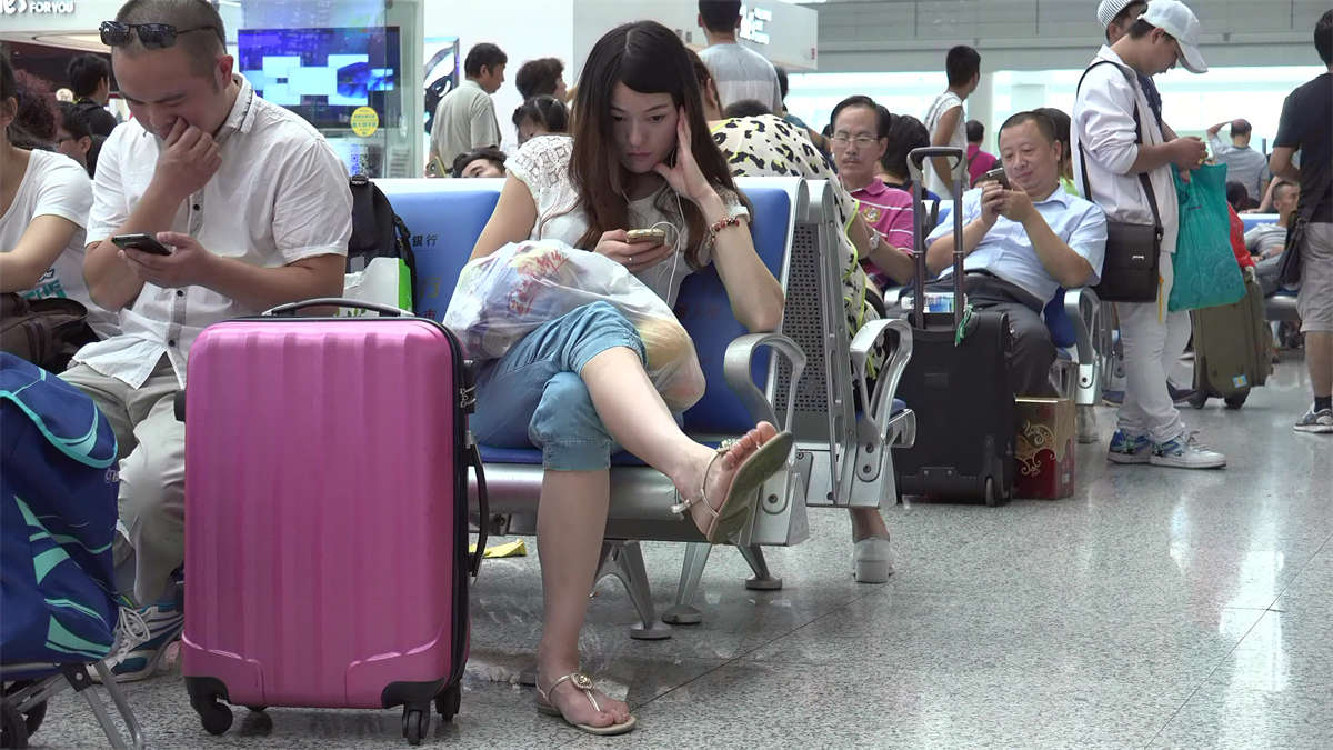 图片[2]-大眼MM一双苍劲骨感玉足，你喜欢吗？-日更街拍