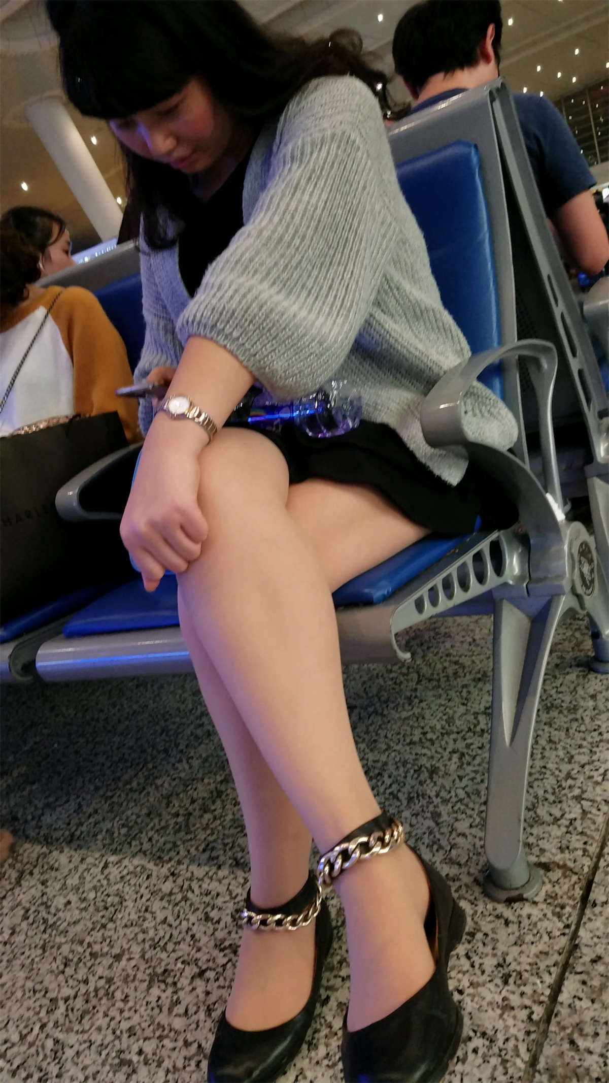 火车站等车的丰满肉丝带脚链高跟少妇-日更街拍