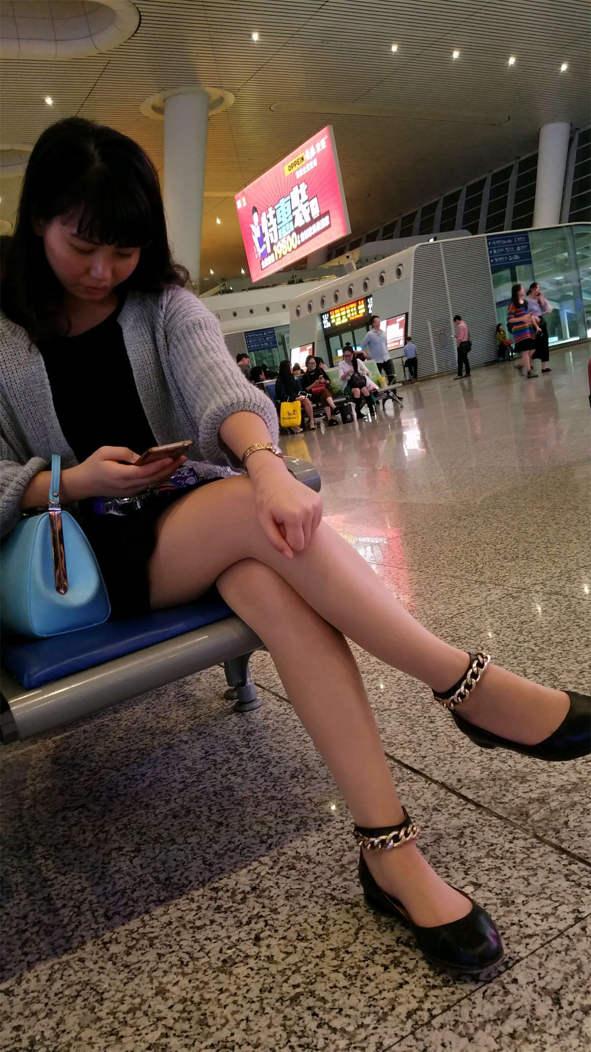 图片[2]-火车站等车的丰满肉丝带脚链高跟少妇-日更街拍