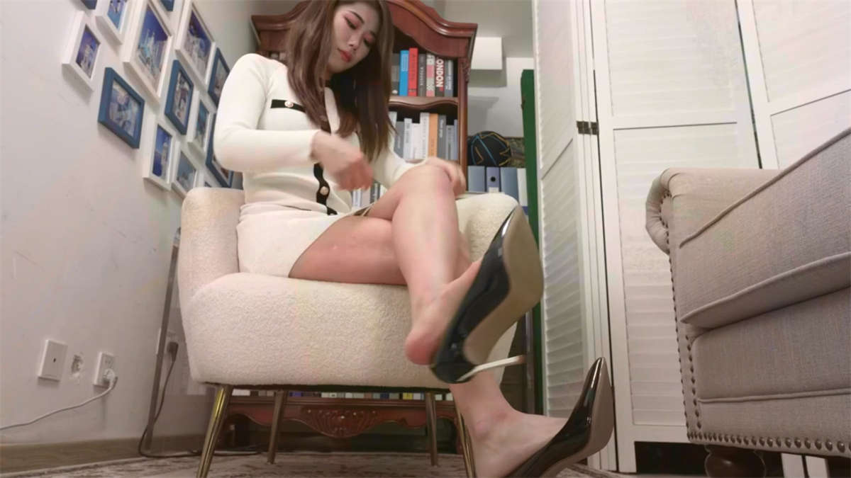 Sexy Asian Girls Feet Vol.164 Xiaole 展示她的39码大脚-日更街拍