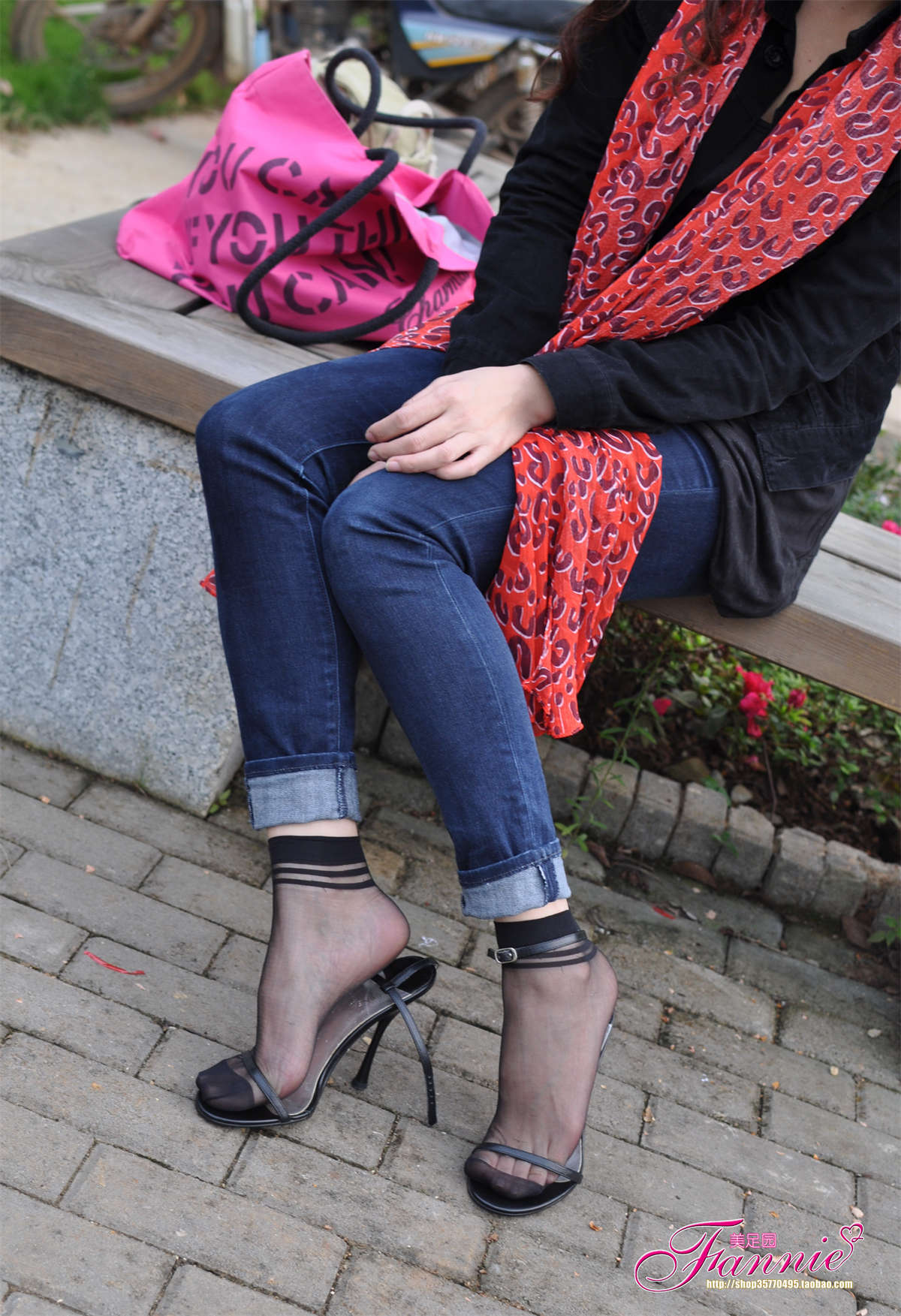 图片[2]-Fannie芬妮美足园NO.414 心绪盈秋黑丝-日更街拍