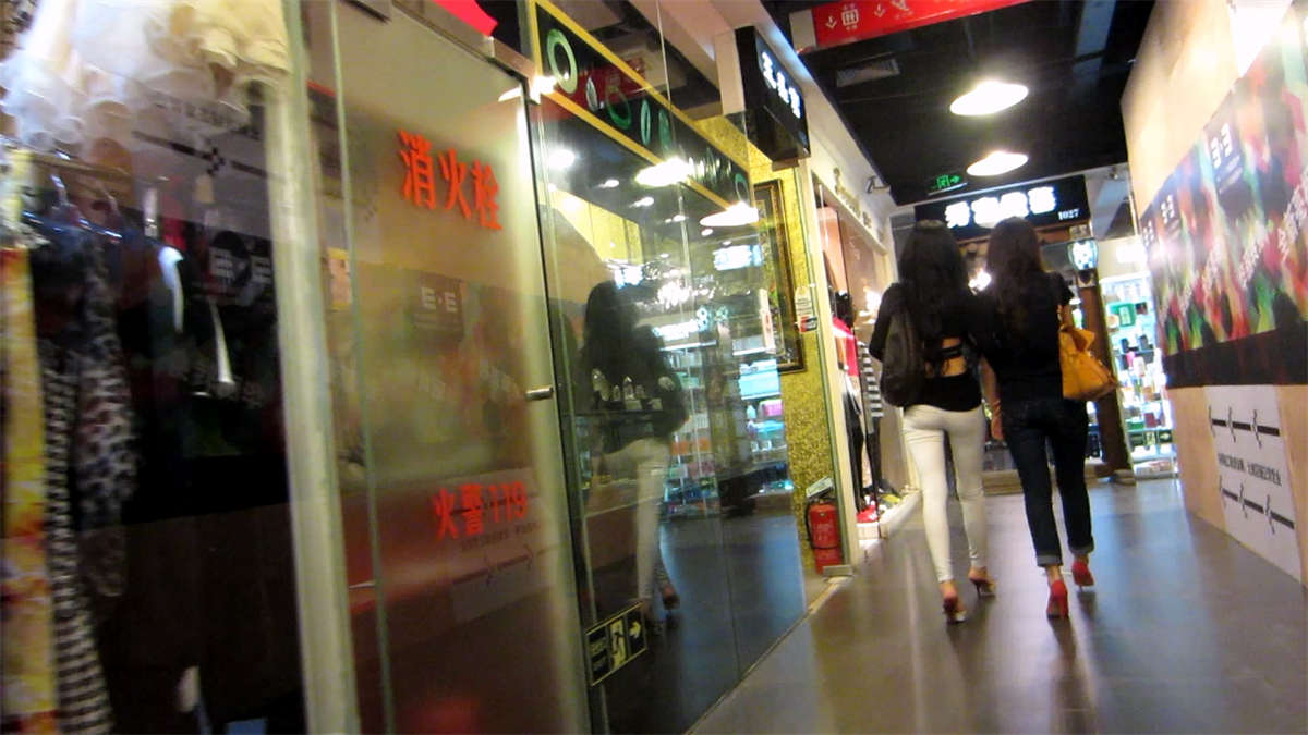 图片[2]-跟拍极品漏背紧身白裤美女-日更街拍