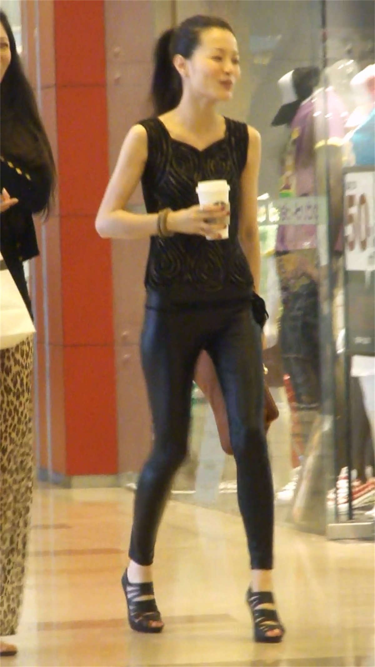 图片[2]-紧身黑色皮裤性感身材美少妇-日更街拍