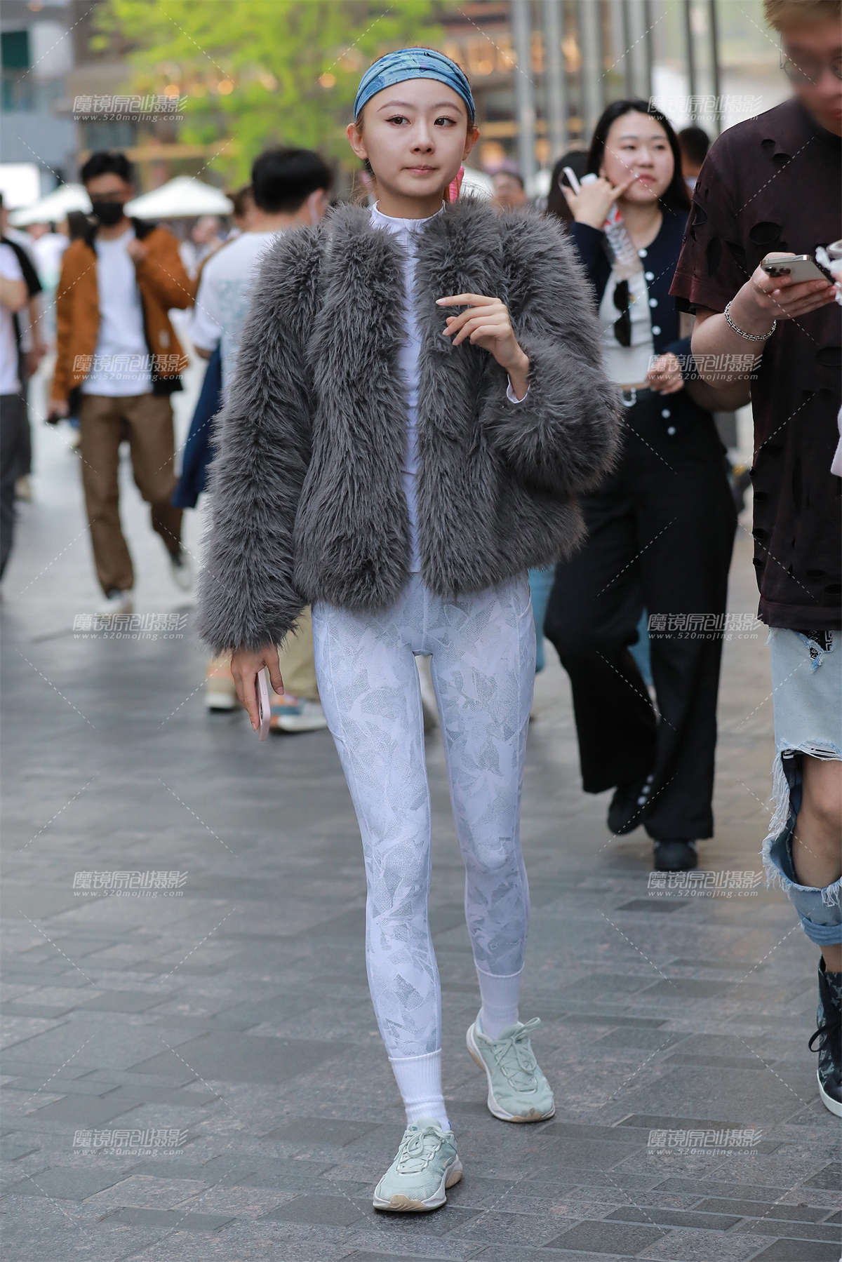 图片[2]-浅色瑜伽裤美女-日更街拍