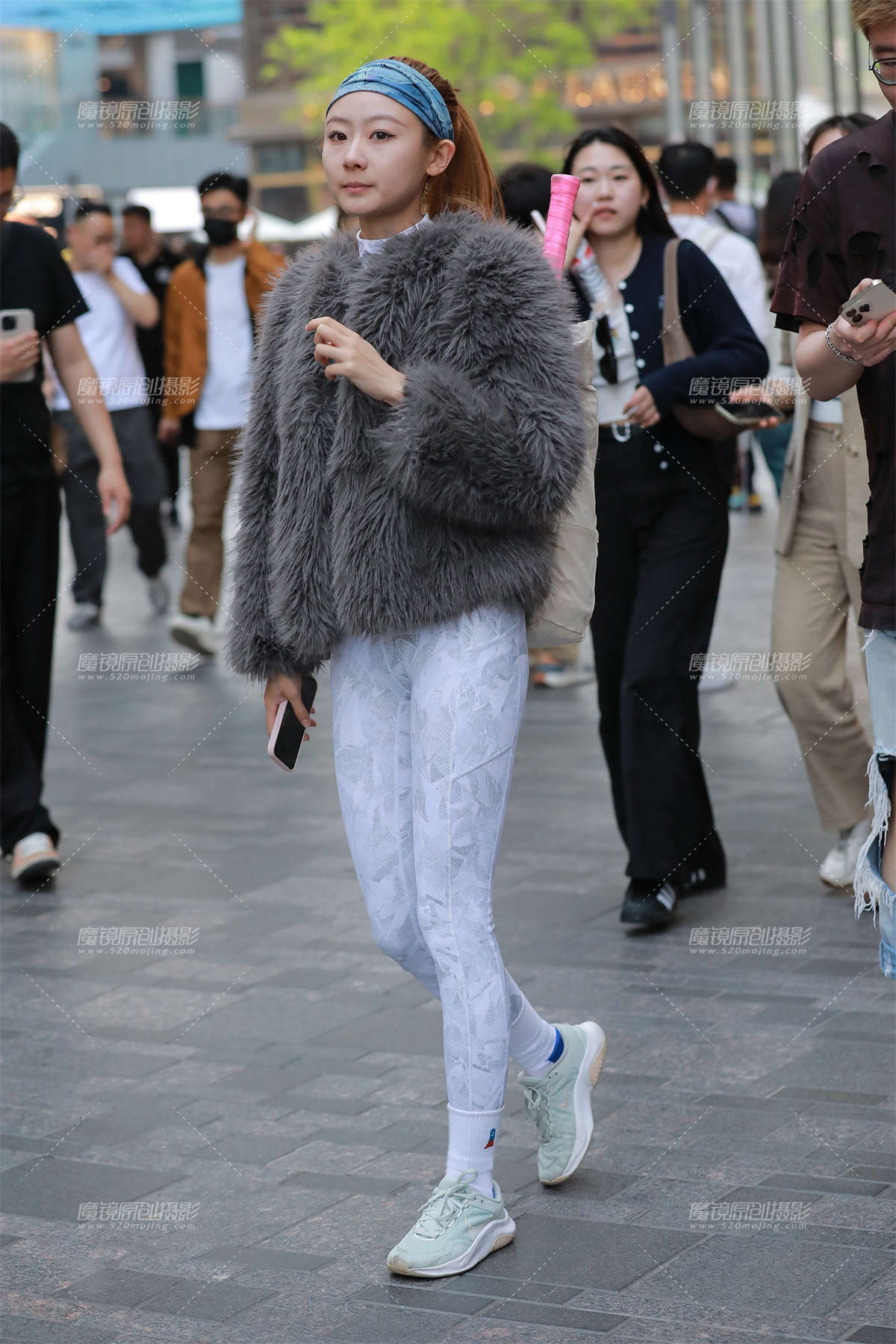 浅色瑜伽裤美女-日更街拍