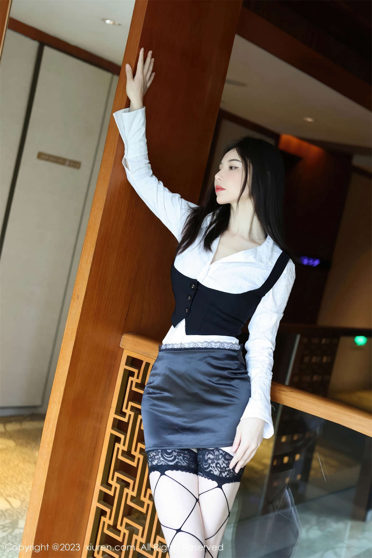 图片[2]-Xiuren秀人网 2023.10.18 No.7525 曼柔-日更街拍