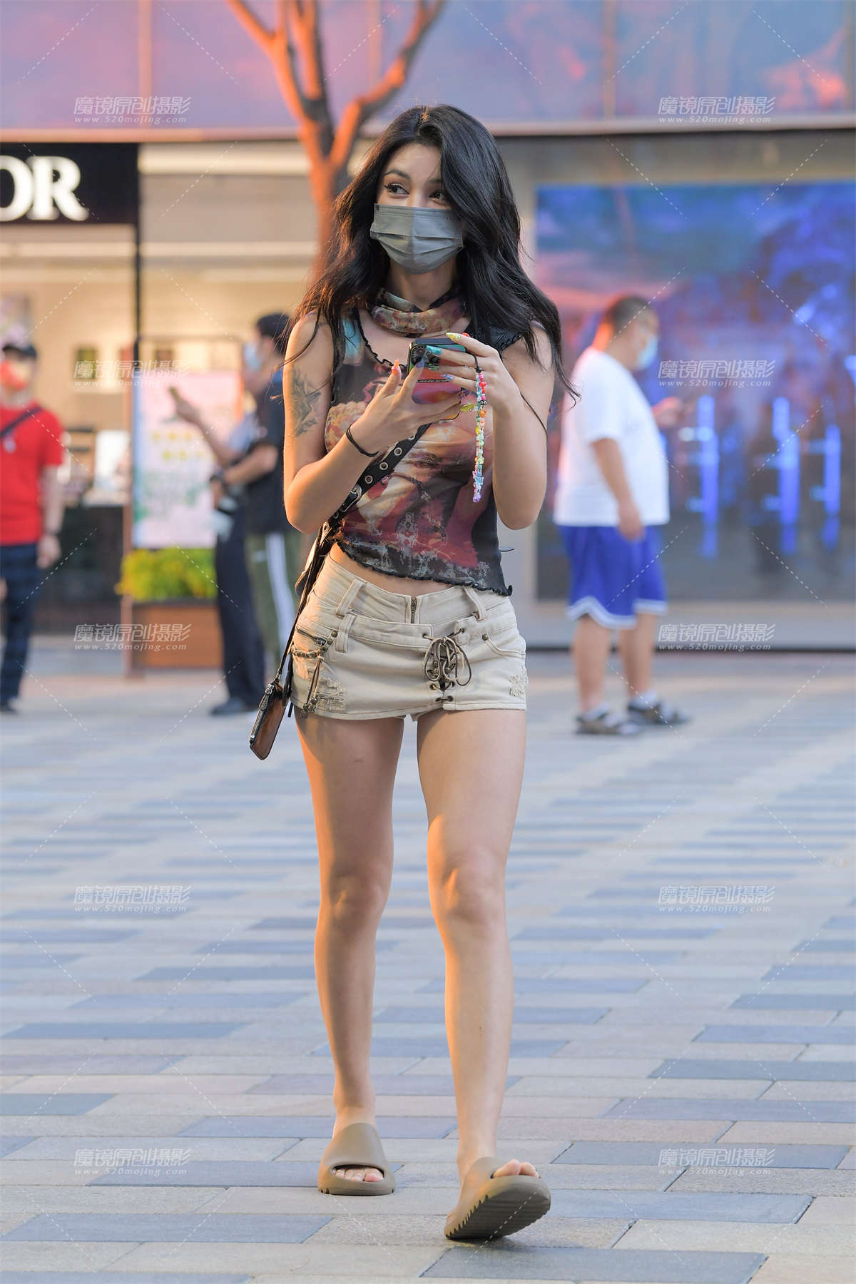 咖色短裤长发美女-日更街拍