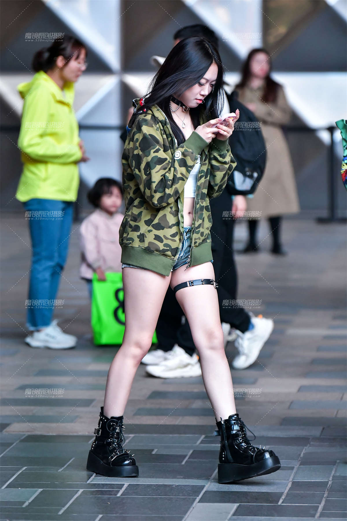 图片[2]-★腼腆牛仔热裤美女-日更街拍