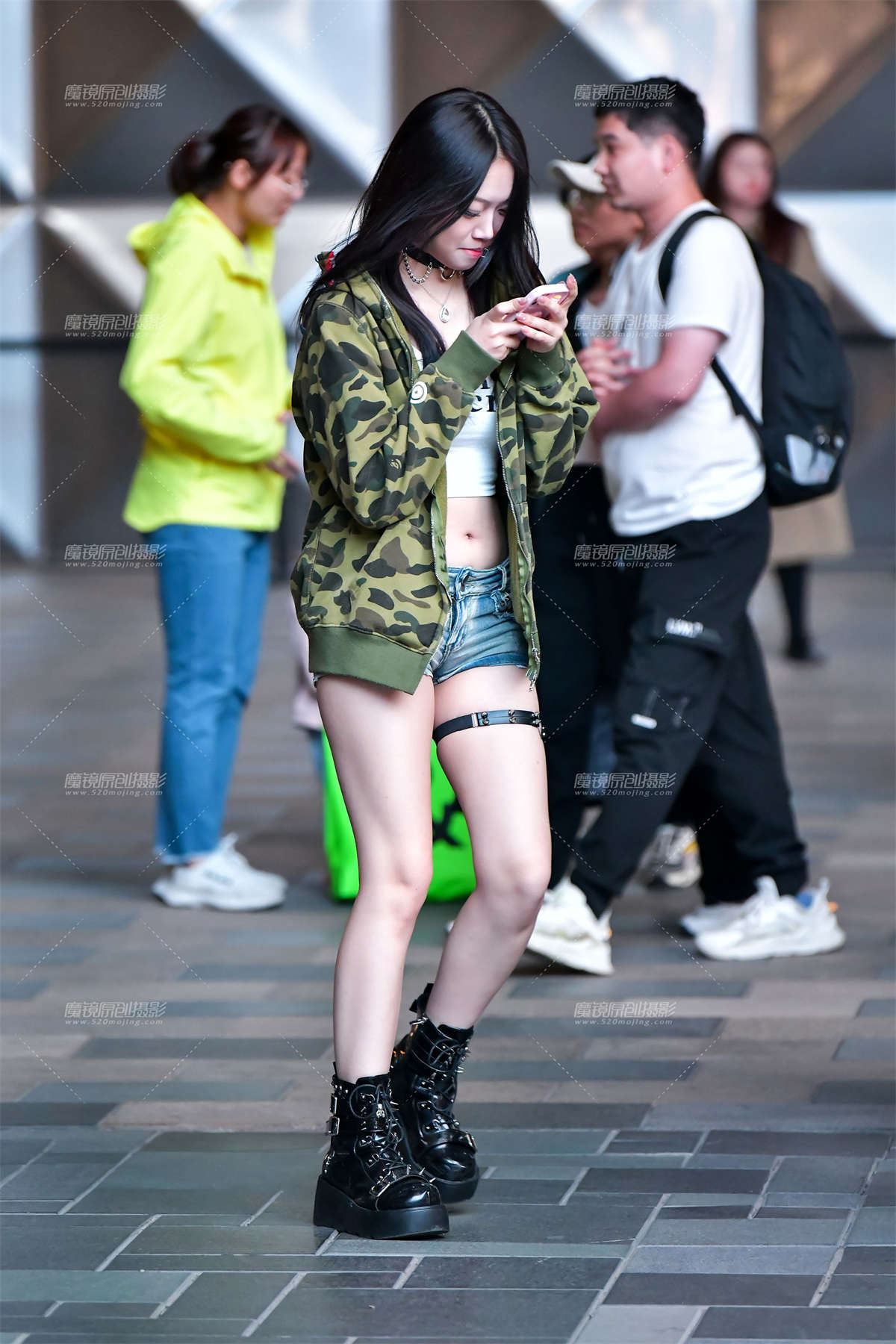 ★腼腆牛仔热裤美女-日更街拍