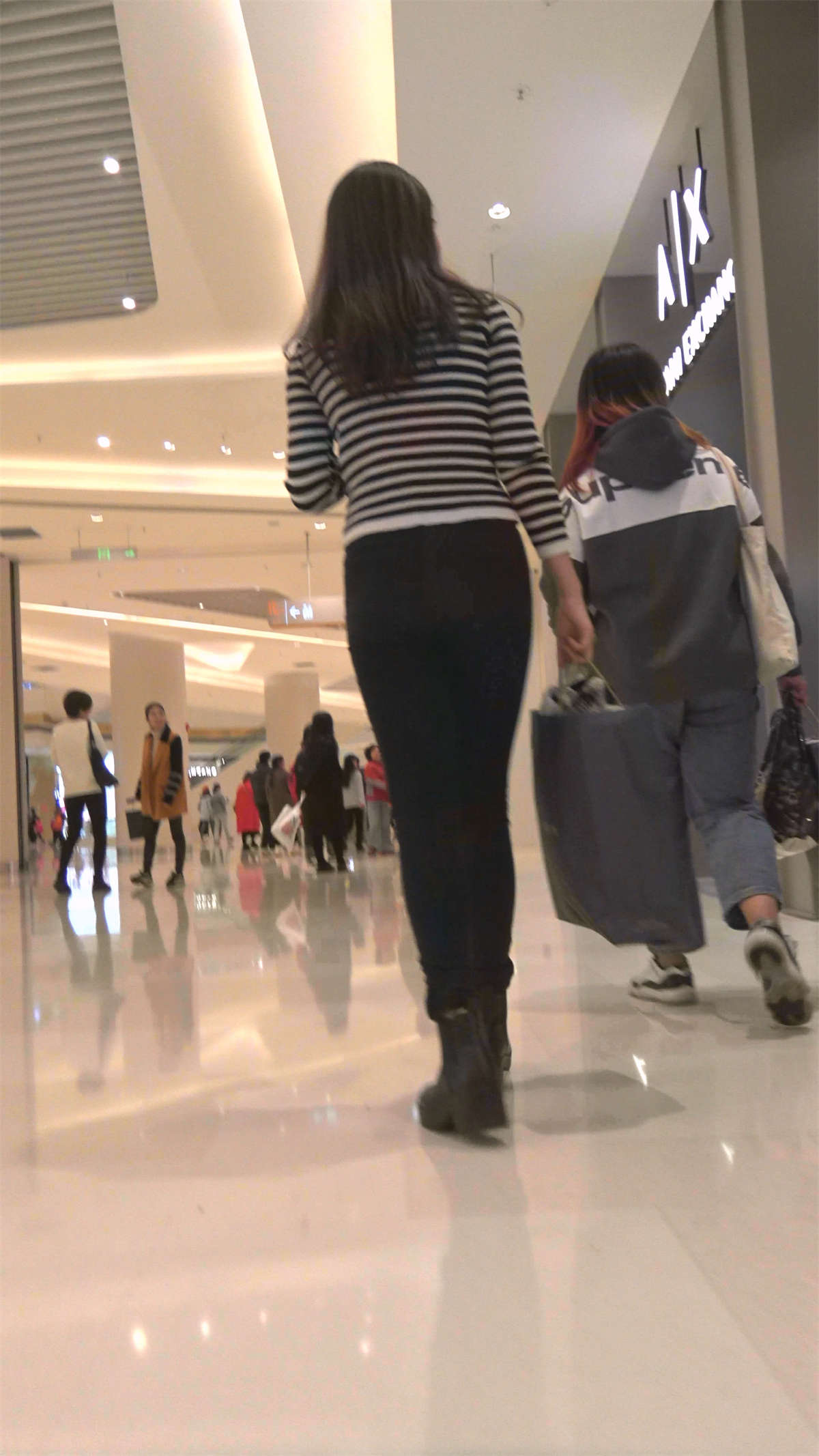 黑色牛仔裤丰满美女-日更街拍